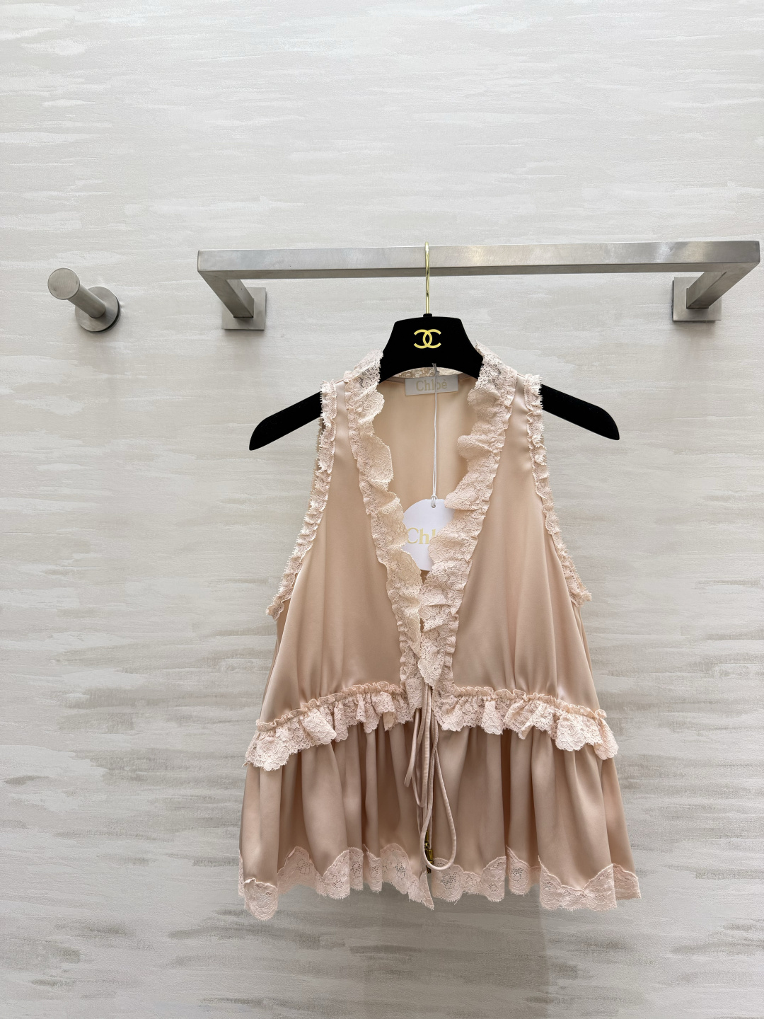NO:827344,#Chloé lace acetate top. Customized triacetate satin texture. It is gentle just for spring and summer. Deep V lace design is sexy and has a sweet girl feel. Slim version that is not picky about body shape. The three colors of white/BB blue/nude pink are all soft. They are beautiful when worn alone or layered. It is easy to control the atmosphere of pure desire. Whoever wears it will be a gentle heroine ~ High-quality customization  Available in stock first size S/M/L (M size bust 88, length 54), women's clothing, chloe,19860909#Chloé蕾丝花边醋酸上衣 定制三醋酸缎面质感 是专属于春夏的温柔呀 深V系带设计 小性感又带着甜妹感 不挑身材的显瘦版型 白/BB蓝/裸粉三色都软乎乎的 单穿或做叠搭都超美 轻松拿捏纯欲氛围感,谁穿谁是温柔女主～高品质定制 现货首发sizeS/M/L（M码胸围88,衣长54）,女装,chloe,,Women's clothing