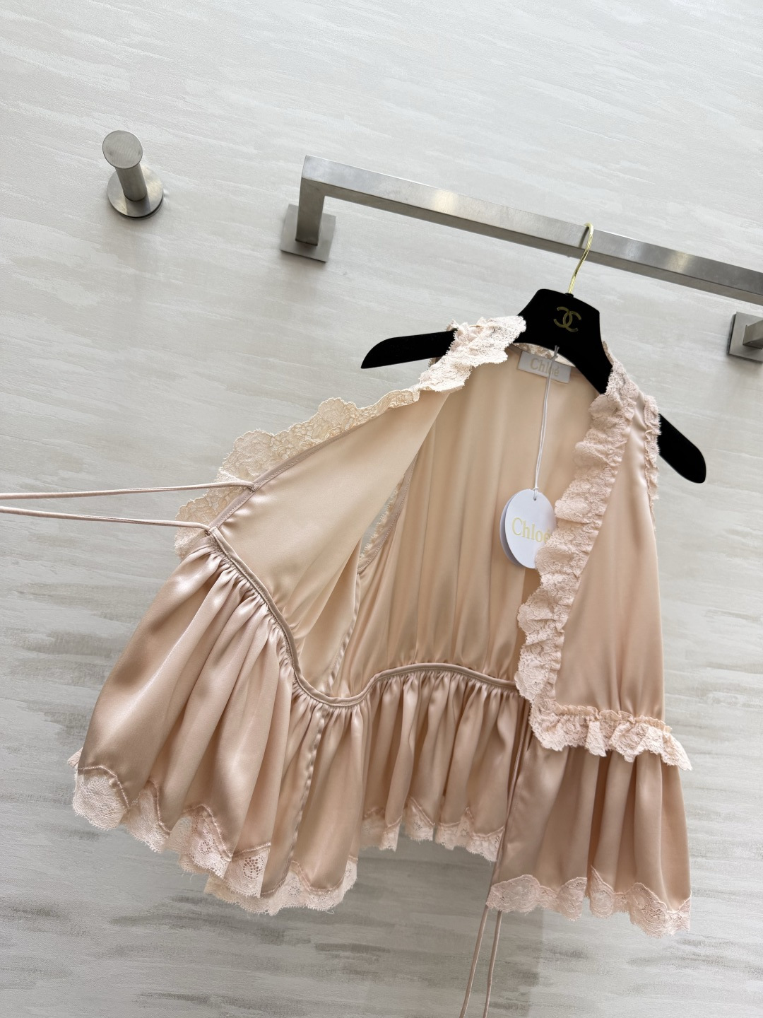 #Chloé²⁶蕾丝花边醋酸上衣 定制三醋酸缎面质感 是专属于春夏的温柔呀✨ 深V系带设计 小性感又带着