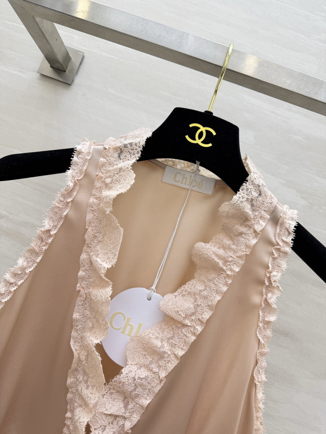 #Chloé²⁶蕾丝花边醋酸上衣 定制三醋酸缎面质感 是专属于春夏的温柔呀✨ 深V系带设计 小性感又带着