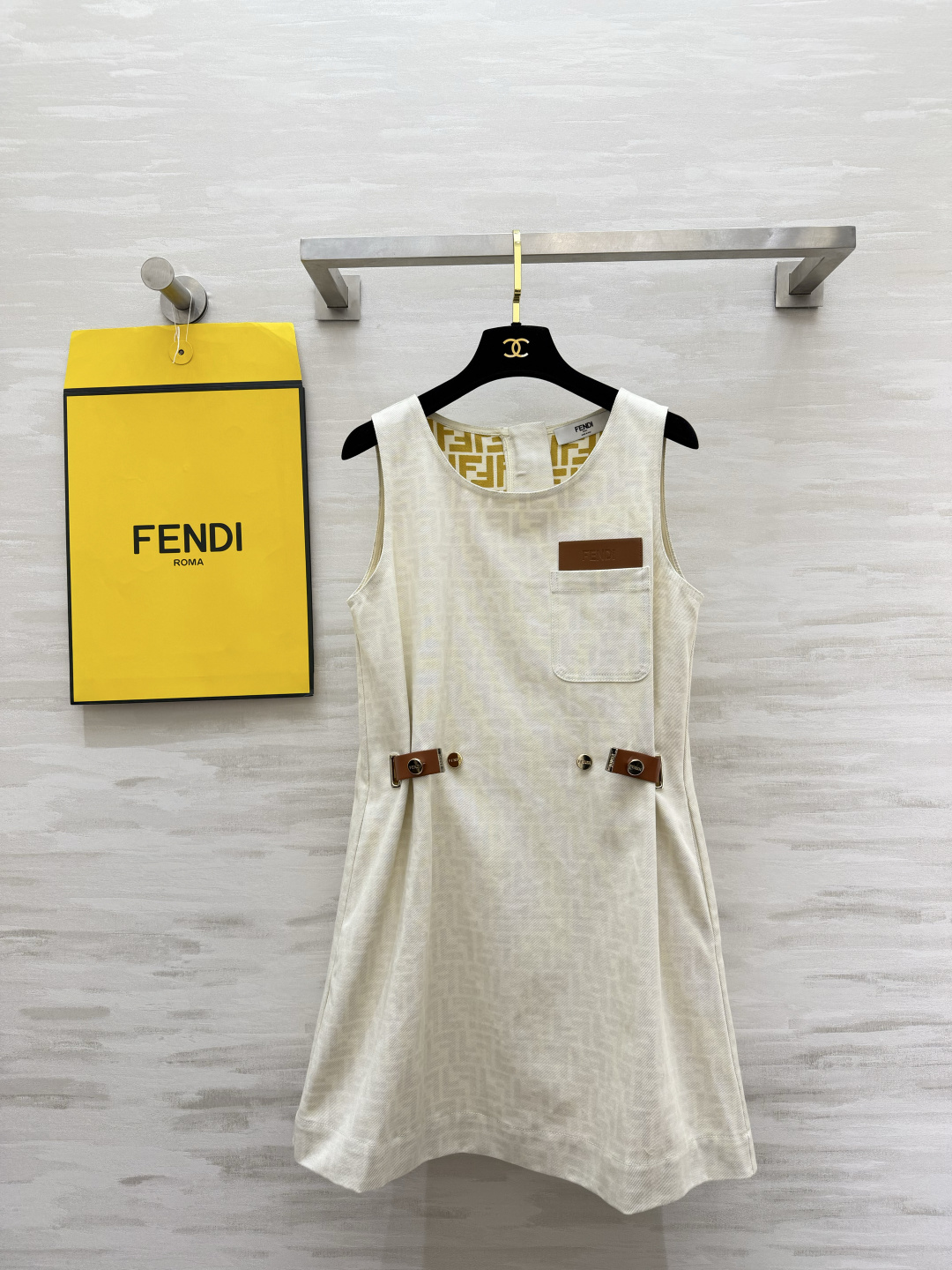 NO:827267,FEND Presbyopia Sleeveless Dress｜The daughter of a wealthy family comes standard with low-key FF dark patterns, contrasting leather tags, and waist-cinching metal buckle design. The silhouette is neat and hides the flesh. The milky white is gentle, and the denim is cool!  Suitable for daily commuting/dating, this set of upper body makes a rich girl full of nobility ~ High-quality customization, available in stock first size S/M/L (S size bust 92, skirt length 82), Fendi-clothing, fendi, fendi, skirts,19860909FEND老花无袖连衣裙｜富家千金标配低调的FF暗纹 撞色皮牌 收腰金属扣设计 版型利落又藏肉 奶白温柔,牛仔飒爽！日常通勤/约会都能hold住,一套上身就是贵气感拉满的富家千金～高品质定制 现货首发sizeS/M/L（s码胸围92,裙长82）,芬迪-服装,fendi,fendi,skirts,,Women's clothing