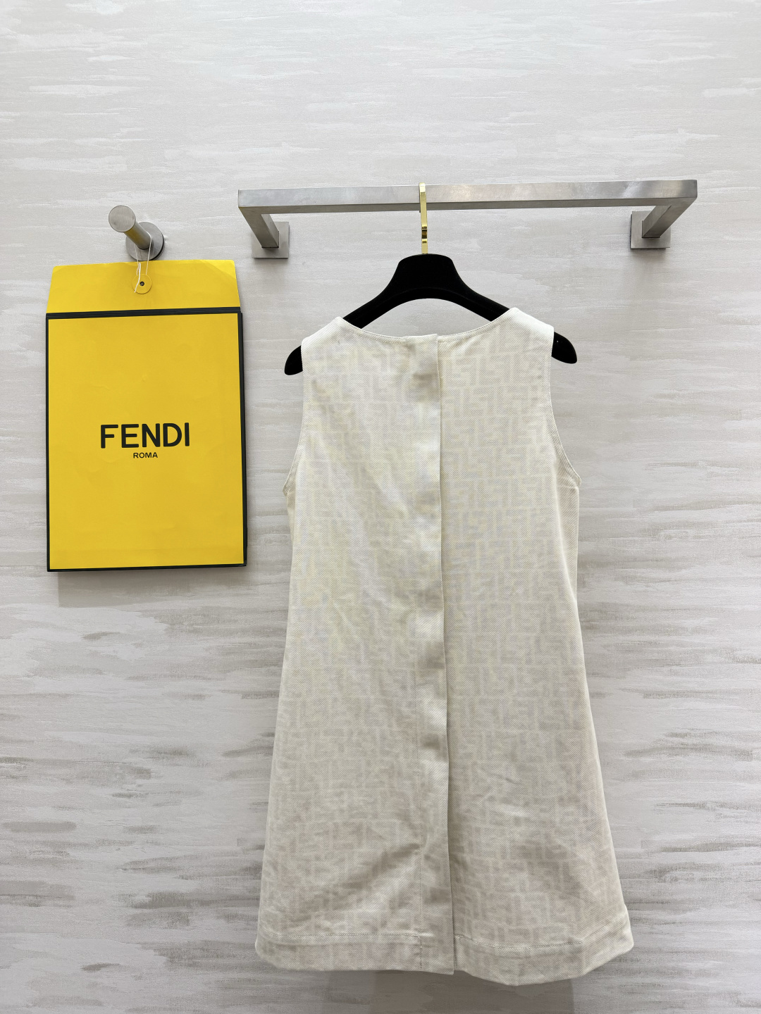 FEND♡²⁶老花无袖连衣裙｜富家千金标配✨低调的FF暗纹 撞色皮牌 收腰金属扣设计 版型利落又藏肉 奶