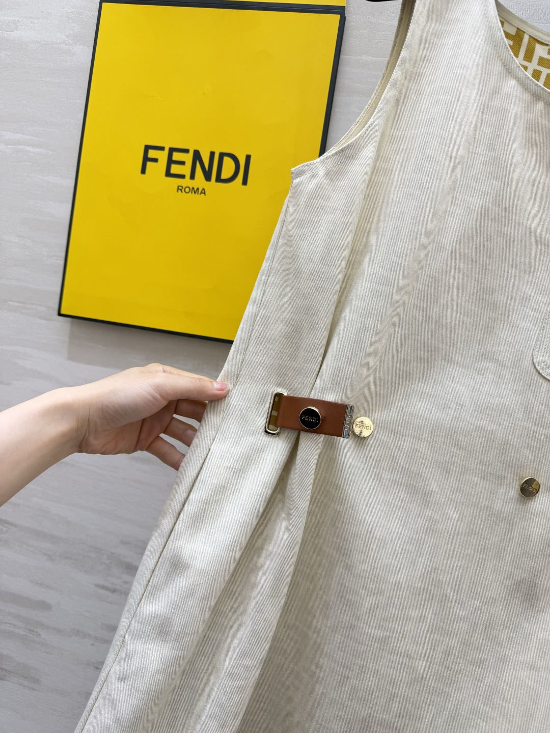 FEND♡²⁶老花无袖连衣裙｜富家千金标配✨低调的FF暗纹 撞色皮牌 收腰金属扣设计 版型利落又藏肉 奶