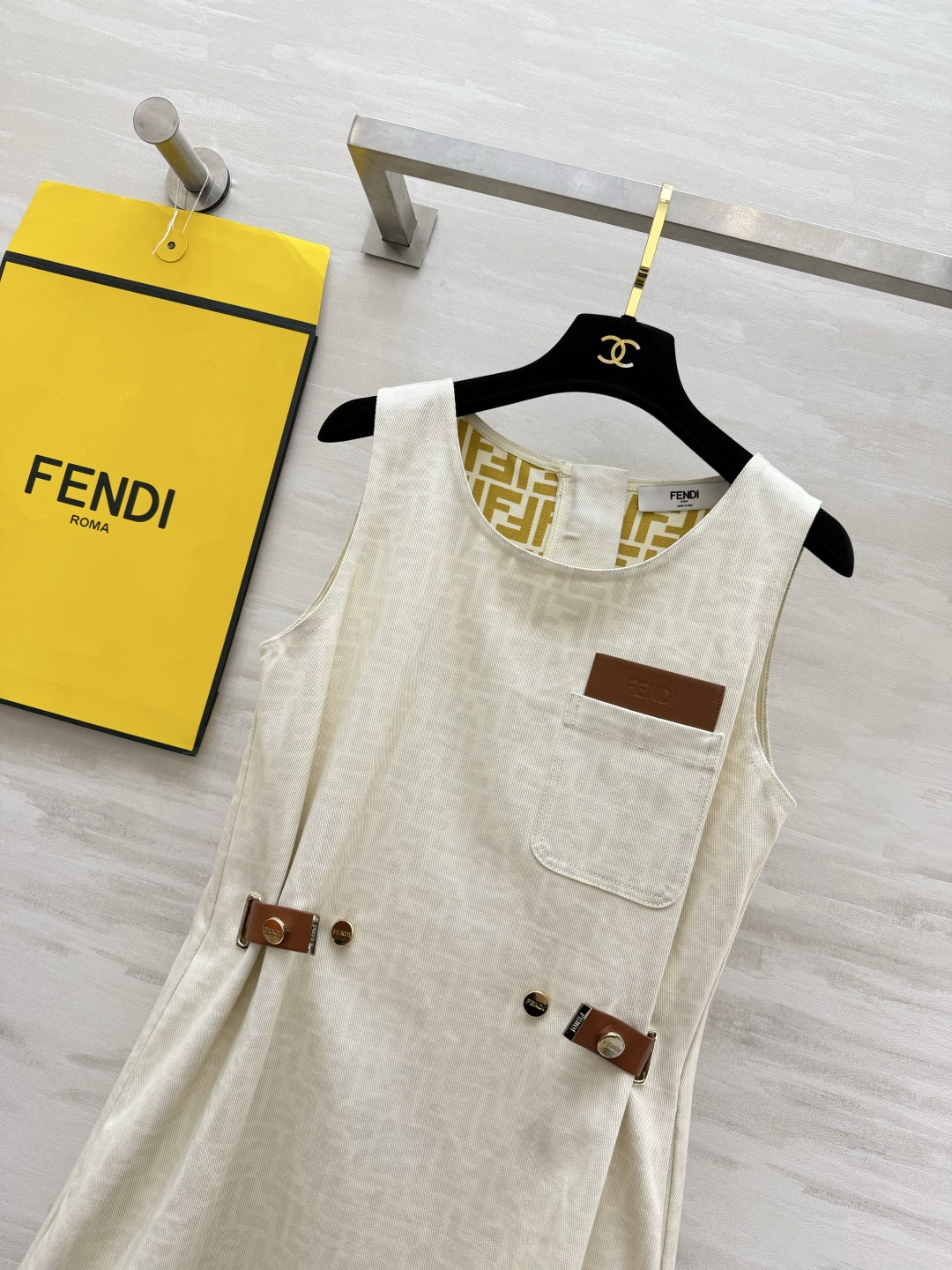 FEND♡²⁶老花无袖连衣裙｜富家千金标配✨低调的FF暗纹 撞色皮牌 收腰金属扣设计 版型利落又藏肉 奶