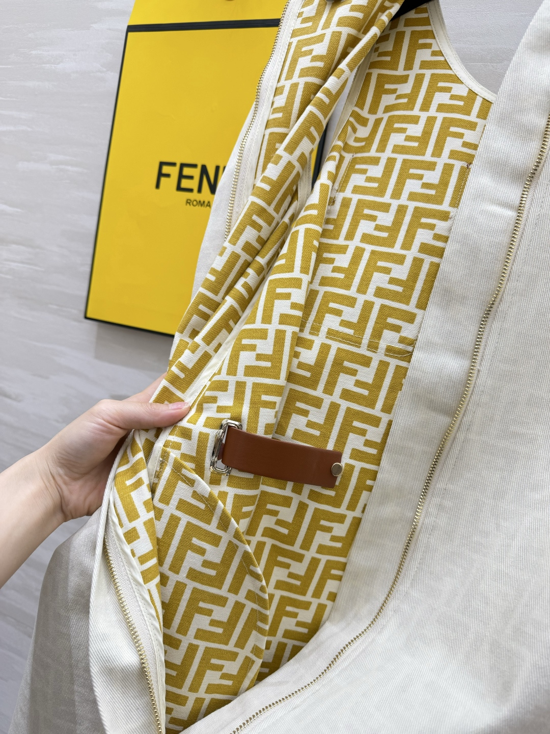 FEND♡²⁶老花无袖连衣裙｜富家千金标配✨低调的FF暗纹 撞色皮牌 收腰金属扣设计 版型利落又藏肉 奶