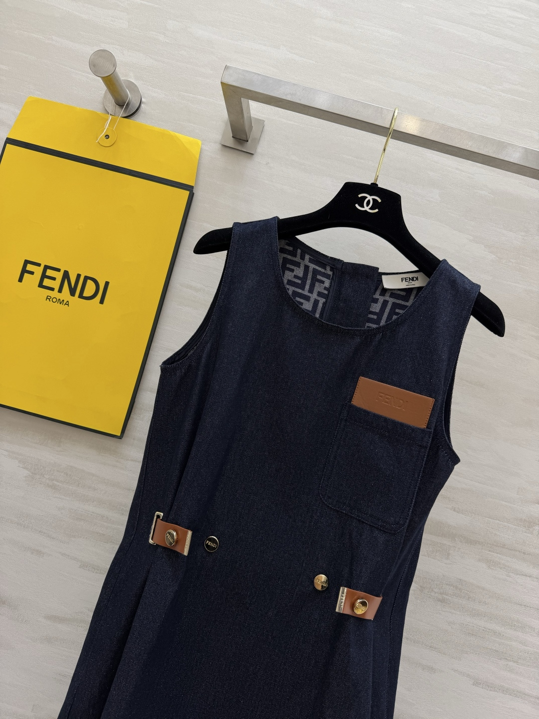 FEND♡²⁶老花无袖连衣裙｜富家千金标配✨低调的FF暗纹 撞色皮牌 收腰金属扣设计 版型利落又藏肉 奶