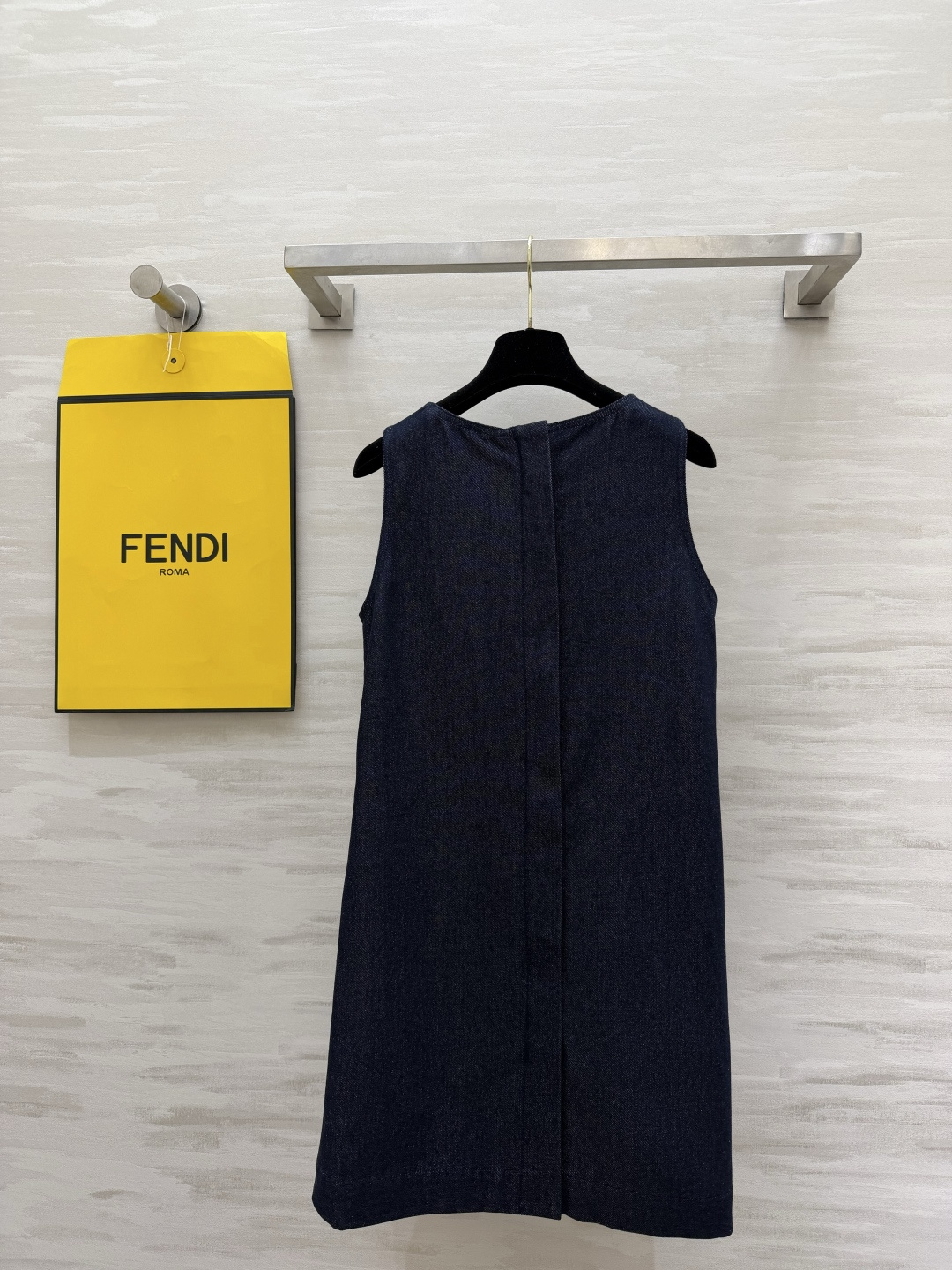 FEND♡²⁶老花无袖连衣裙｜富家千金标配✨低调的FF暗纹 撞色皮牌 收腰金属扣设计 版型利落又藏肉 奶