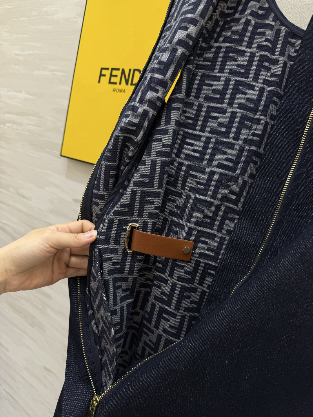FEND♡²⁶老花无袖连衣裙｜富家千金标配✨低调的FF暗纹 撞色皮牌 收腰金属扣设计 版型利落又藏肉 奶