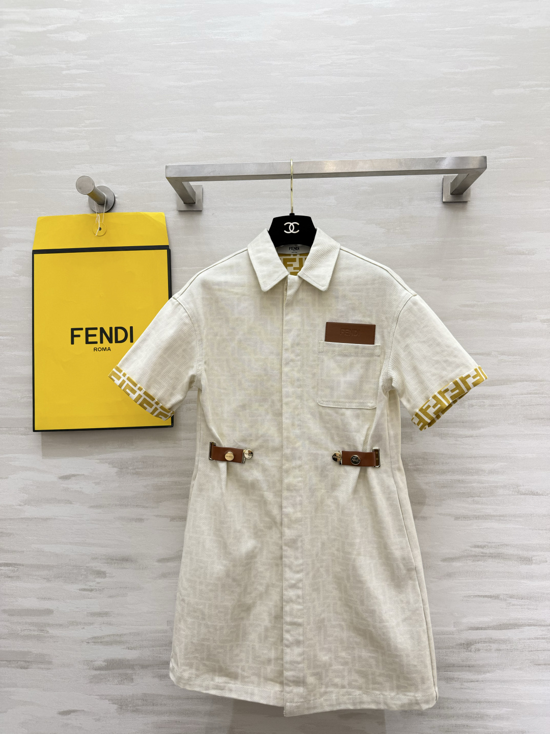 NO:827223,FEND presbyopic shirt dress | Weld low-key elegance to the body. Classic FF presbyopic hidden texture. Lapel + waist button tab design, neat and hidden. Contrasting presbyopic details on cuffs. Recognizable when walking. Off-white is gentle and noble. Denim blue is cool and neat. Both styles are aesthetically pleasing!  Effortless big-name quality, suitable for commuting/dating/daily use. High-quality customization. Available in stock first size S/M/L (S size bust 88, length 82), Fendi-clothing, fendi, fendi, skirts, shirts,19860909FEND老花衬衫裙 | 把低调贵气焊在身上经典FF老花暗藏肌理 翻领+收腰扣袢设计 利落又藏肉 袖口撞色老花细节 行走间自带辨识度 米白温柔显贵 牛仔蓝飒爽利落 两种风格都戳中审美！不费力的大牌质感 通勤/约会/日常都能hold住 高品质定制 现货首发sizeS/M/L（s码胸围88,衣长82）,芬迪-服装,fendi,fendi,skirts,shirts,,Women's clothing