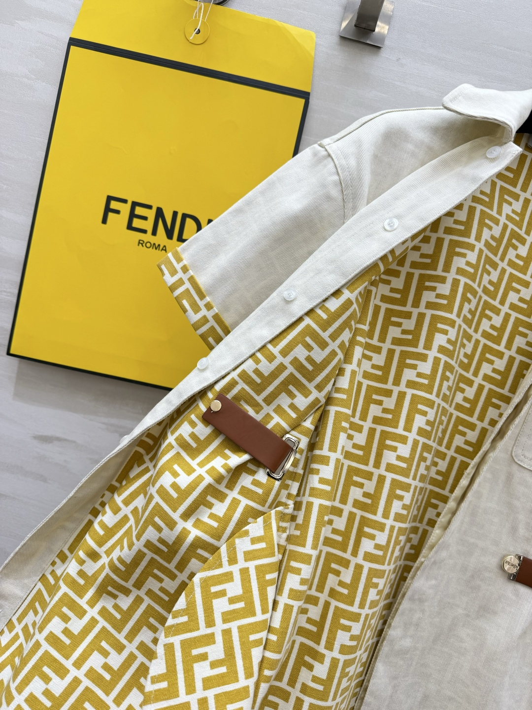 FEND♡²⁶老花衬衫裙 | 把低调贵气焊在身上✨经典FF老花暗藏肌理 翻领+收腰扣袢设计 利落又藏肉 