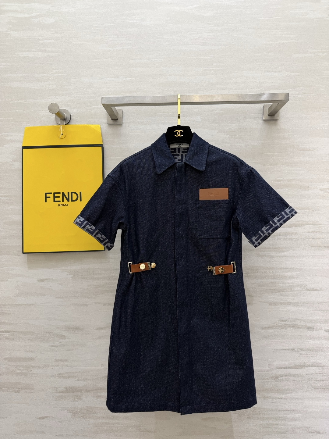 NO:827244,FEND presbyopic shirt dress | Weld low-key elegance to the body. Classic FF presbyopic hidden texture. Lapel + waist button tab design, neat and hidden. Contrasting presbyopic details on cuffs. Recognizable when walking. Off-white is gentle and noble. Denim blue is cool and neat. Both styles are aesthetically pleasing!  Effortless big-name quality, suitable for commuting/dating/daily use. High-quality customization. Available in stock first size S/M/L (S size bust 88, length 82), Fendi-clothing, fendi, fendi, skirts, shirts,19860909FEND老花衬衫裙 | 把低调贵气焊在身上经典FF老花暗藏肌理 翻领+收腰扣袢设计 利落又藏肉 袖口撞色老花细节 行走间自带辨识度 米白温柔显贵 牛仔蓝飒爽利落 两种风格都戳中审美！不费力的大牌质感 通勤/约会/日常都能hold住 高品质定制 现货首发sizeS/M/L（s码胸围88,衣长82）,芬迪-服装,fendi,fendi,skirts,shirts,,Women's clothing