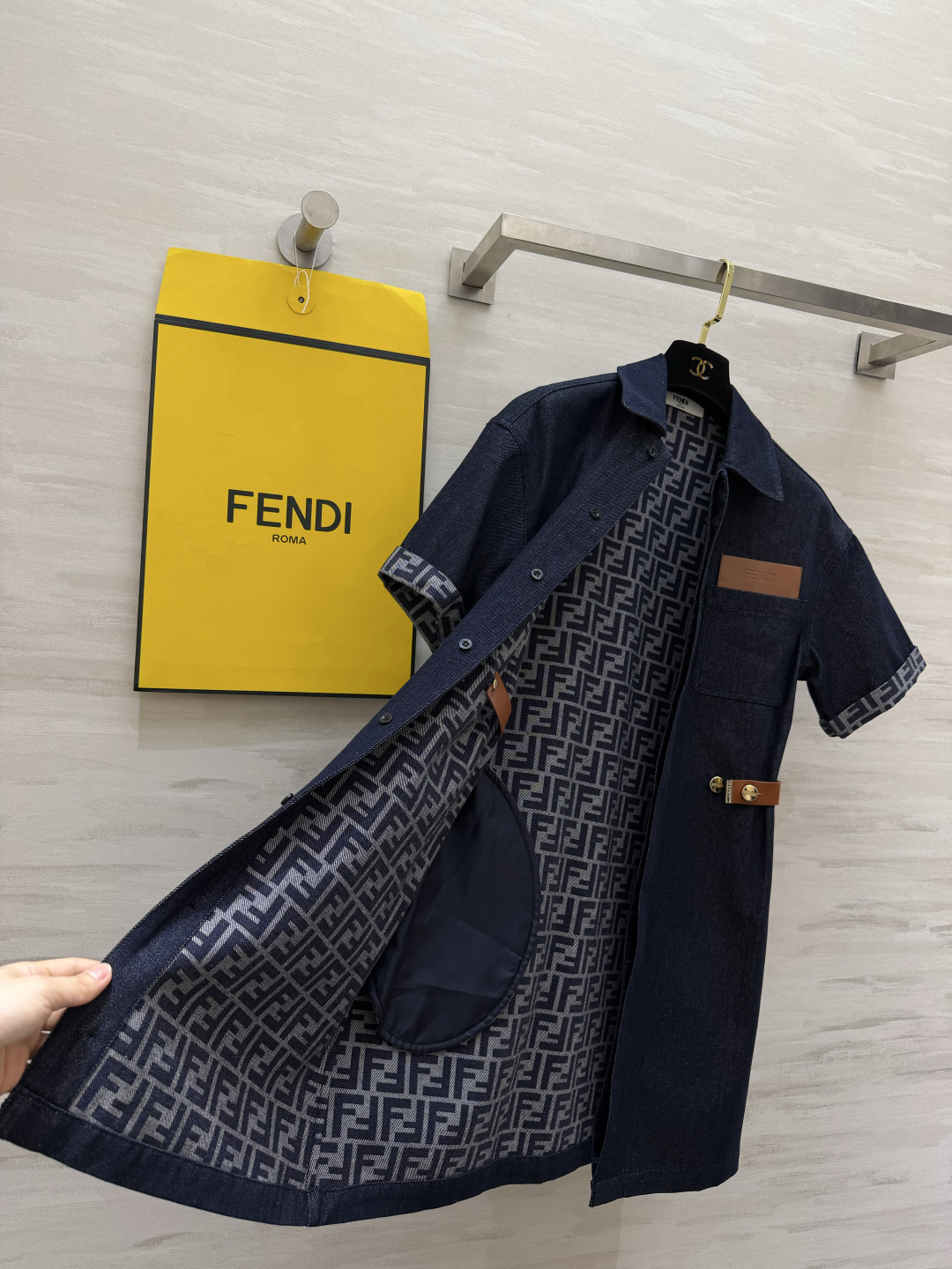 FEND♡²⁶老花衬衫裙 | 把低调贵气焊在身上✨经典FF老花暗藏肌理 翻领+收腰扣袢设计 利落又藏肉 