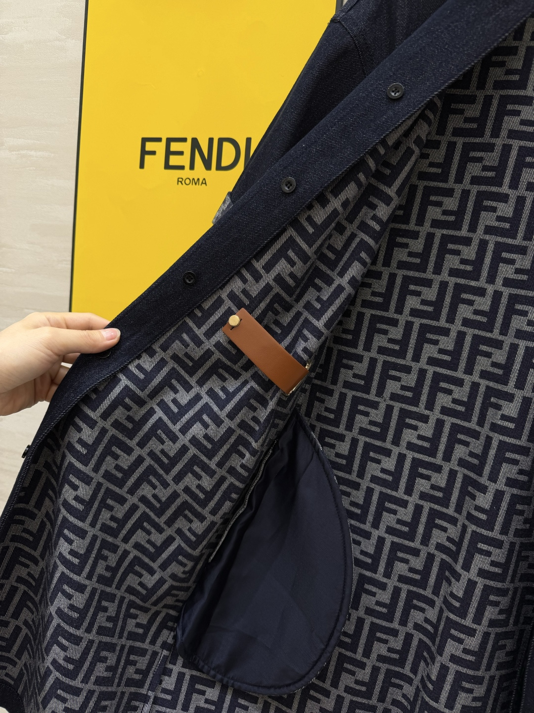 FEND♡²⁶老花衬衫裙 | 把低调贵气焊在身上✨经典FF老花暗藏肌理 翻领+收腰扣袢设计 利落又藏肉 