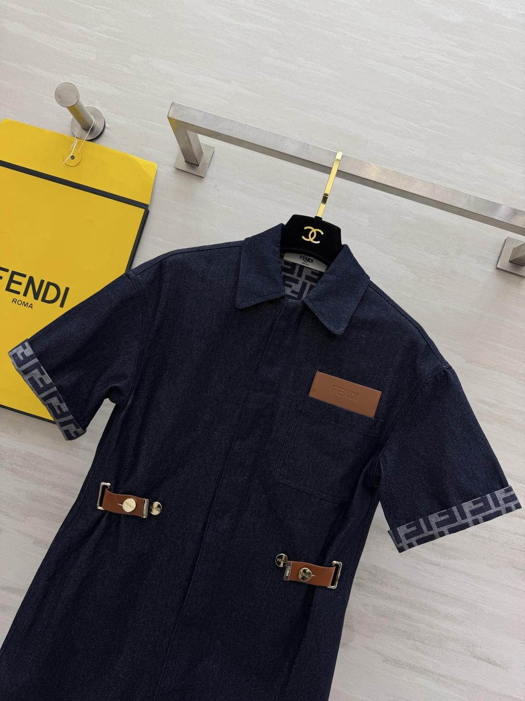 FEND♡²⁶老花衬衫裙 | 把低调贵气焊在身上✨经典FF老花暗藏肌理 翻领+收腰扣袢设计 利落又藏肉 