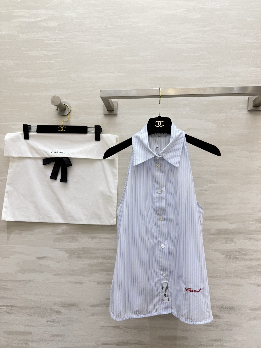 NO:827203,CHANE summer refreshing series launches sleeveless shirt, white/blue striped two-color, red label embroidery details, refreshing and not picky, looks great when worn alone or stacked, high-quality customization, available in stock first size S/M/L (S size bust 88, length 55), Chanel - Clothing, chanel, chanel,19860909CHANE夏日清爽系列上线无袖衬衣 白/蓝条纹两色 红标刺绣细节 清爽不挑人 单穿叠穿都出彩 高品质定制 现货首发sizeS/M/L（s码胸围88,衣长55）,香奈儿-服装,chanel,chanel,,Women's clothing