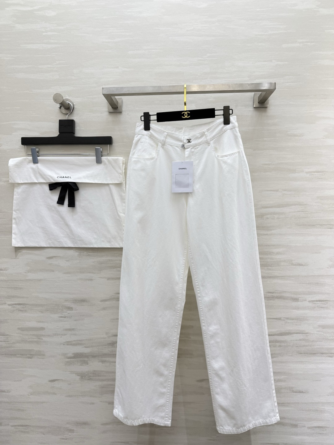NO:827224,Chane's new straight-leg jeans feature high-density embroidery on the back pockets and the classic double C logo is clearly visible, making them extremely fashionable!  Customized metal buckle design on the front center placket, the texture is so high-end!  Three-dimensional tailoring pants are super fashionable and slimming. High-quality customization. Available in stock first size S/M/L (S size waist 68, hip 94, trouser length 103), Chanel-clothing, chanel, chanel, jeans,19860909Chane新款直筒牛仔裤 后袋高密绣花工艺 经典双C标识一目了然 时尚感爆棚！前中门襟定制金属扣设计 质感高级到不行！立体剪裁裤型超级时髦显瘦 高品质定制 现货首发sizeS/M/L（s码腰围68,臀围94,裤长103）,香奈儿-服装,chanel,chanel,jeans,,Women's clothing