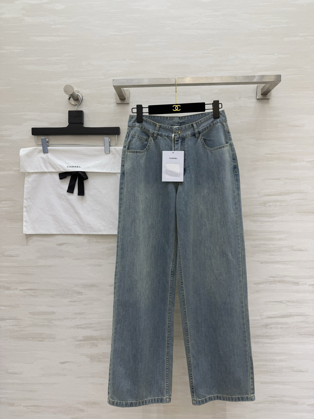 NO:827245,Chane's new straight-leg jeans feature high-density embroidery on the back pockets and the classic double C logo is clearly visible, making them extremely fashionable!  Customized metal buckle design on the front center placket, the texture is so high-end!  Three-dimensional tailoring pants are super fashionable and slimming. High-quality customization. Available in stock first size S/M/L (S size waist 68, hip 94, trouser length 103), Chanel-clothing, chanel, chanel, jeans,19860909Chane新款直筒牛仔裤 后袋高密绣花工艺 经典双C标识一目了然 时尚感爆棚！前中门襟定制金属扣设计 质感高级到不行！立体剪裁裤型超级时髦显瘦 高品质定制 现货首发sizeS/M/L（s码腰围68,臀围94,裤长103）,香奈儿-服装,chanel,chanel,jeans,,Women's clothing