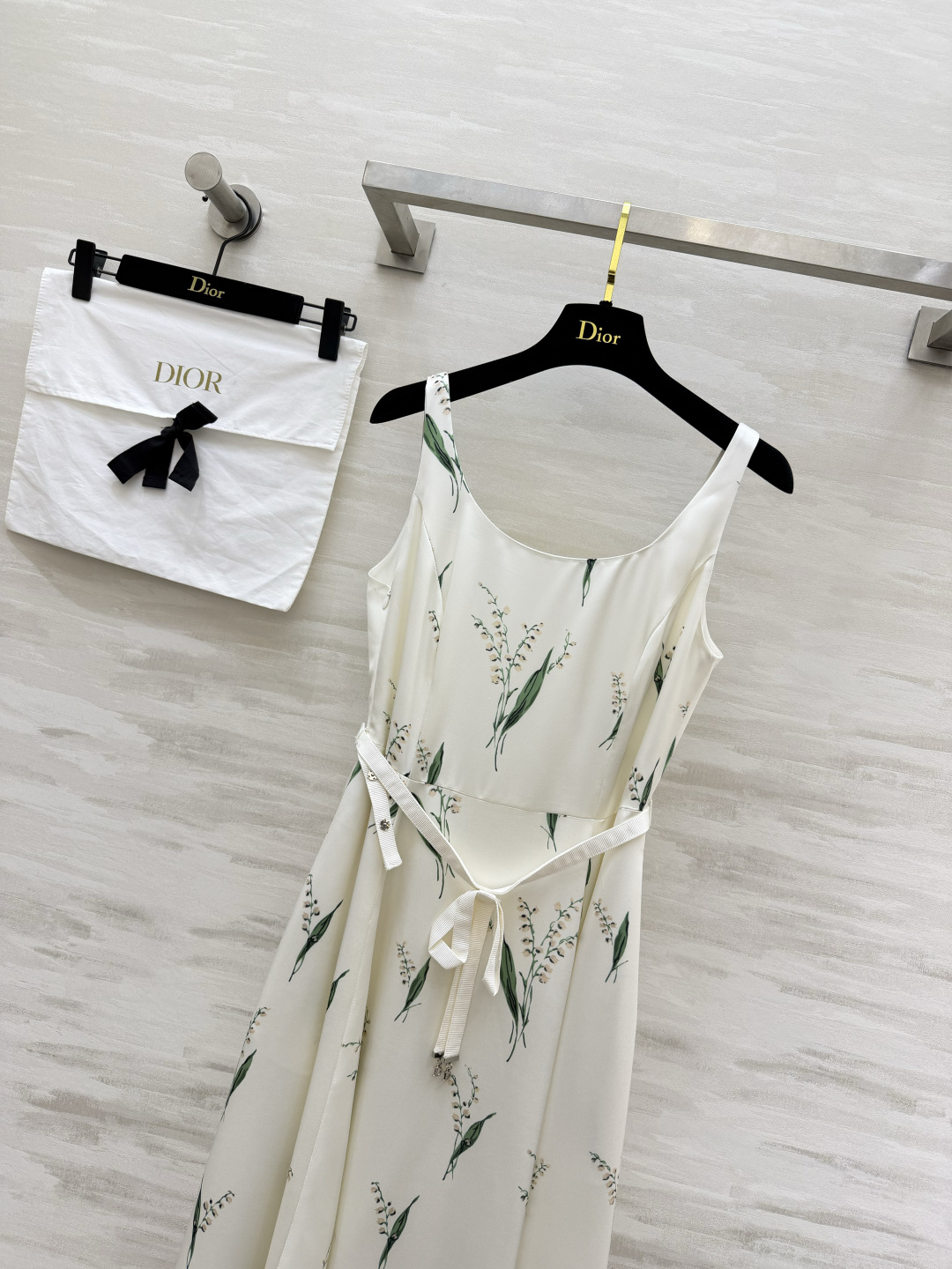 Dio♡²⁶铃兰印花吊带裙｜温柔与优雅的代名词🌿经典铃兰印花铺满裙身 自带法式浪漫滤镜 U型领收腰系带设