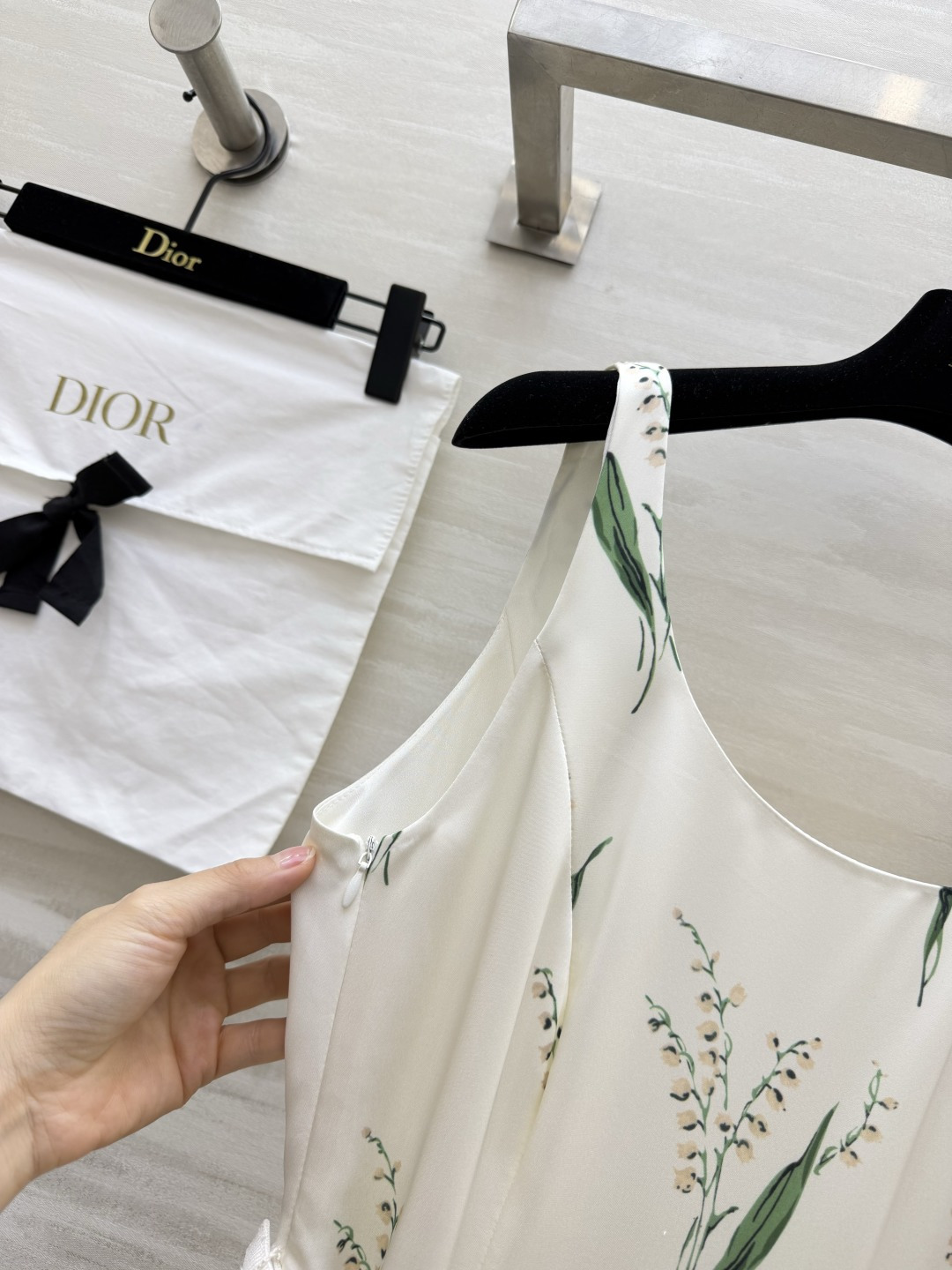 Dio♡²⁶铃兰印花吊带裙｜温柔与优雅的代名词🌿经典铃兰印花铺满裙身 自带法式浪漫滤镜 U型领收腰系带设