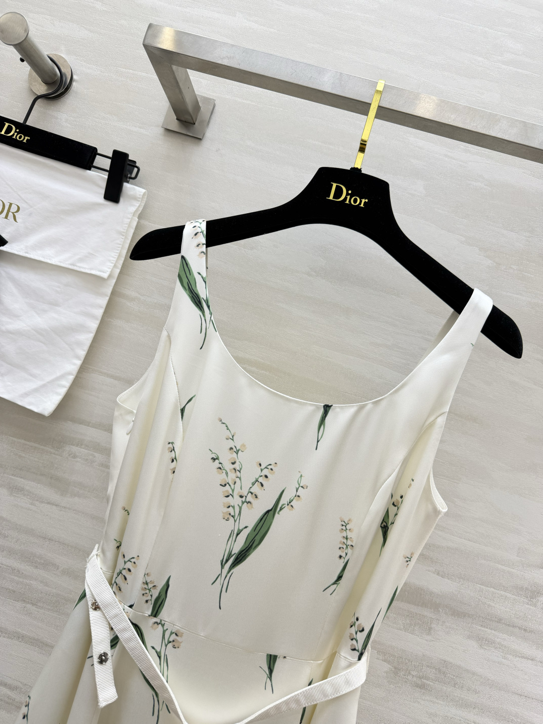 Dio♡²⁶铃兰印花吊带裙｜温柔与优雅的代名词🌿经典铃兰印花铺满裙身 自带法式浪漫滤镜 U型领收腰系带设