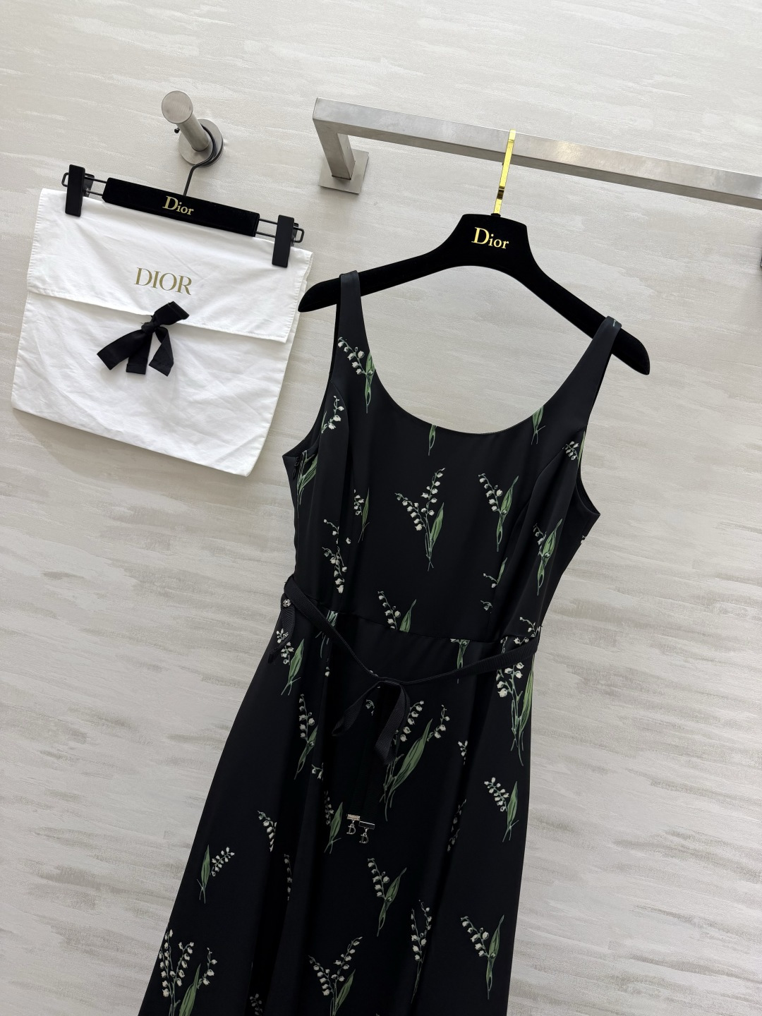 Dio♡²⁶铃兰印花吊带裙｜温柔与优雅的代名词🌿经典铃兰印花铺满裙身 自带法式浪漫滤镜 U型领收腰系带设