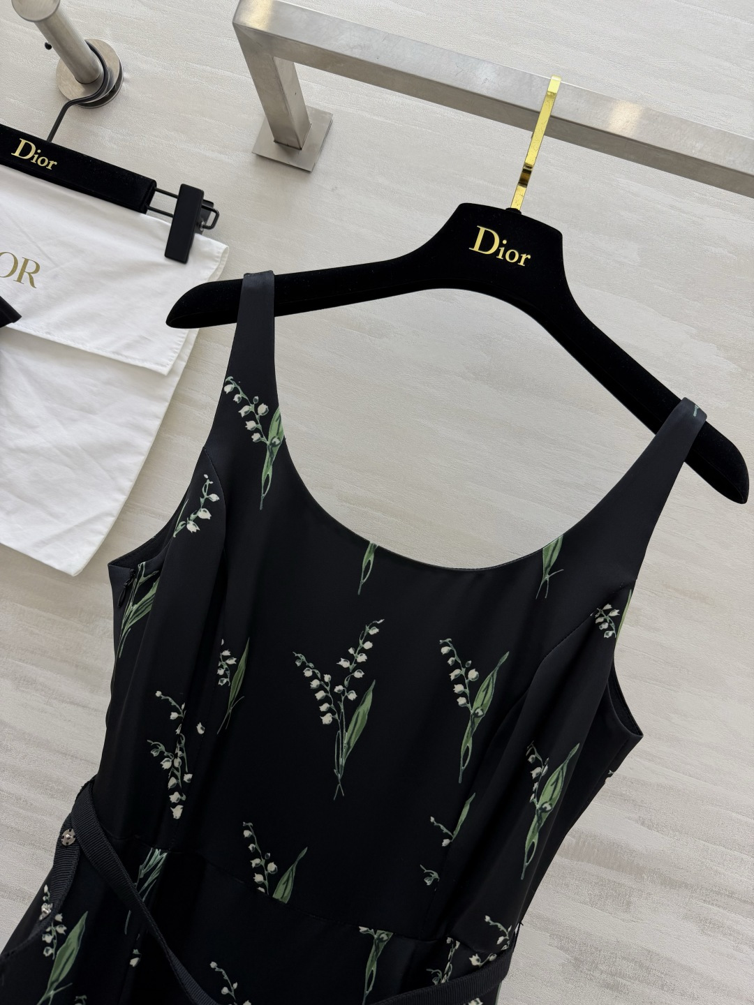 Dio♡²⁶铃兰印花吊带裙｜温柔与优雅的代名词🌿经典铃兰印花铺满裙身 自带法式浪漫滤镜 U型领收腰系带设