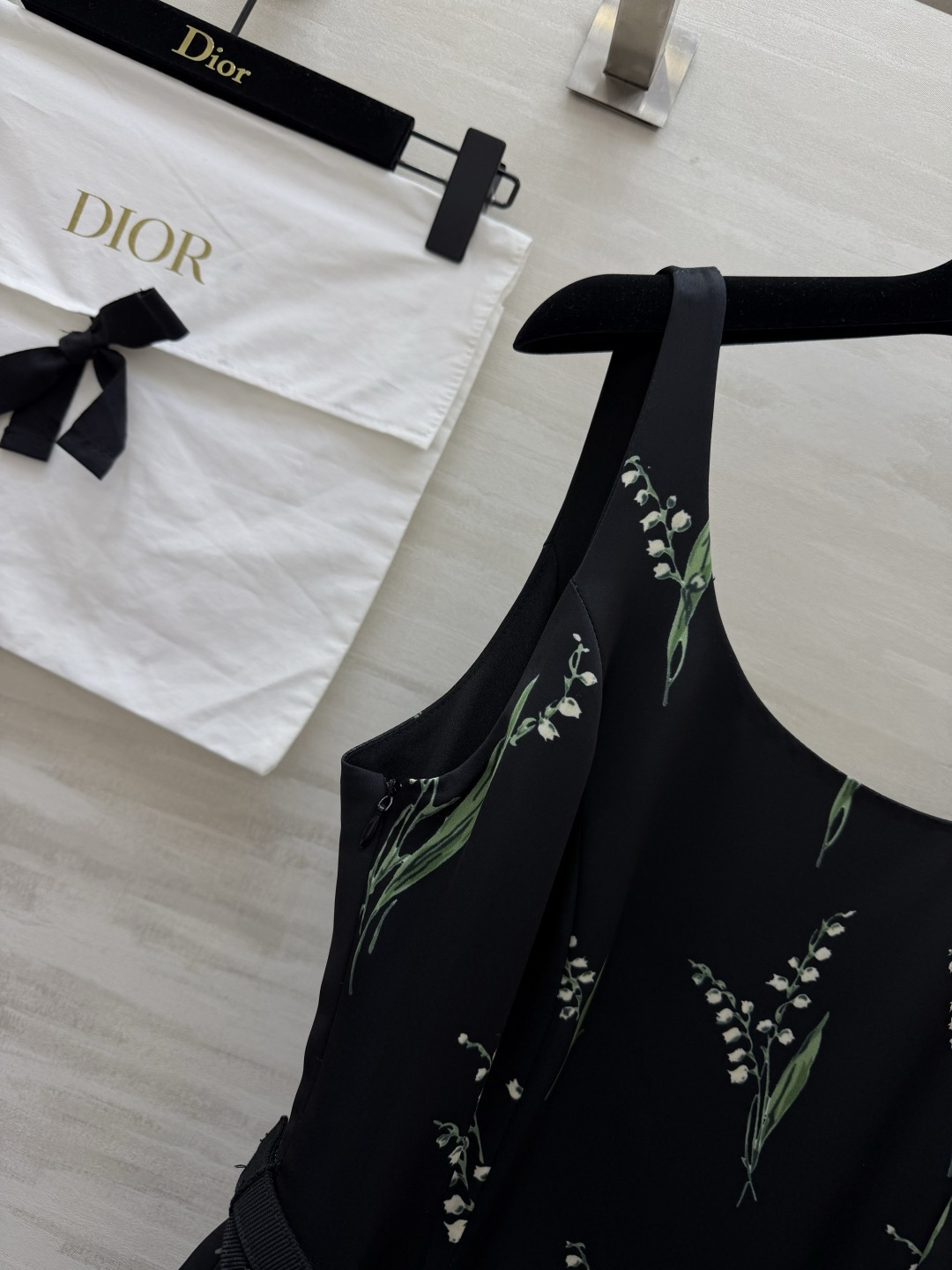 Dio♡²⁶铃兰印花吊带裙｜温柔与优雅的代名词🌿经典铃兰印花铺满裙身 自带法式浪漫滤镜 U型领收腰系带设