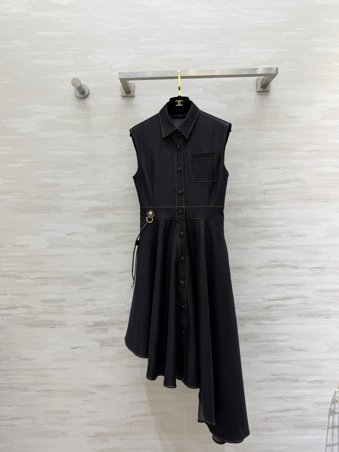 NO:827265,Lvvv Denim Asymmetric Dress｜Cool and sassy high-end commuter style classic denim fabric. Top-stitched design. Clean lapels with sleeveless tailoring. Brings a smart aura. Metal buckle belt cinches the waist. Accurately outlines the waistline. The asymmetrical large skirt design breaks the dullness. Walking brings a dynamic beauty and a salty and sassy style. It can be easily held for commuting and dating!  High-quality customization, available in stock first size S/M/L (S size shoulder width 39, bust 90, length 103), Louis Vuitton-clothing, louis vuitton, louis vuitton, skirts,19860909Lvvv丹宁不对称连衣裙｜又酷又飒的高阶通勤款经典牛仔面料 明线设计 利落翻领搭配无袖剪裁 自带干练气场 金属扣腰带收腰 精准勾勒腰线 不对称大裙摆设计打破沉闷 走路自带动态美感可盐可飒的风格 通勤、约会都能轻松hold住！高品质定制 现货首发sizeS/M/L（s码肩宽39,胸围90,衣长103）,路易威登-服装,louis vuitton,louis vuitton,skirts,,Women's clothing