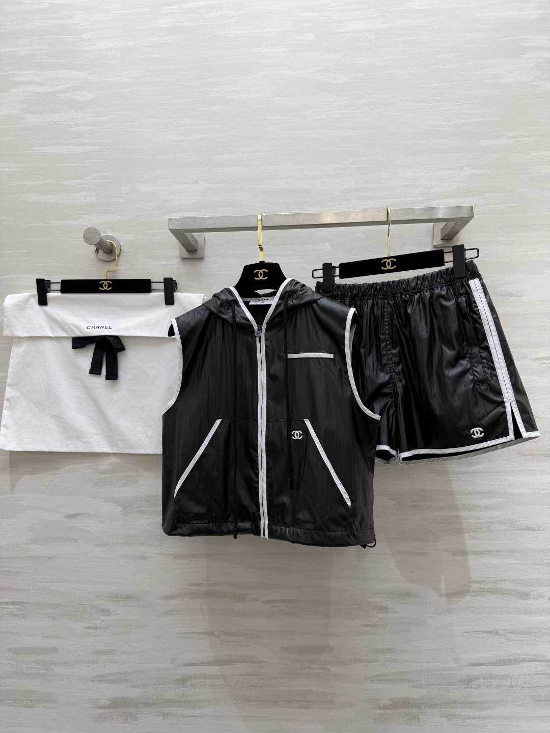NO:827243,ChaneM Coco Beach's new suit is a classic black and white contrasting double C logo that perfectly balances casualness and elegance. Hooded sleeveless vest + elastic shorts suit. Shiny fabric brings a sense of coolness. White edge lines make it look younger. You can wear it in a sporty and casual style that is both expensive and stylish!  High-quality customization, available in stock first size S/M/L (S size shoulder width 38.5, bust 98, length 46.5, pants elastic waist 64, hips 104, pants length 33.5), Chanel-clothing, chanel, chanel, shorts, hats,19860909ChaneM Coco Beach上新套装 经典黑白撞色双C标识 把随性与优雅拿捏得刚刚好 连帽无袖马甲+松紧短裤套装 亮面面料自带酷感 白边线条利落减龄 运动休闲也能穿得又贵又飒！高品质定制 现货首发sizeS/M/L（s码肩宽38.5,胸围98,衣长46.5,裤子弹力腰围64,臀围104,裤长33.5）,香奈儿-服装,chanel,chanel,shorts,hats,,Women's clothing