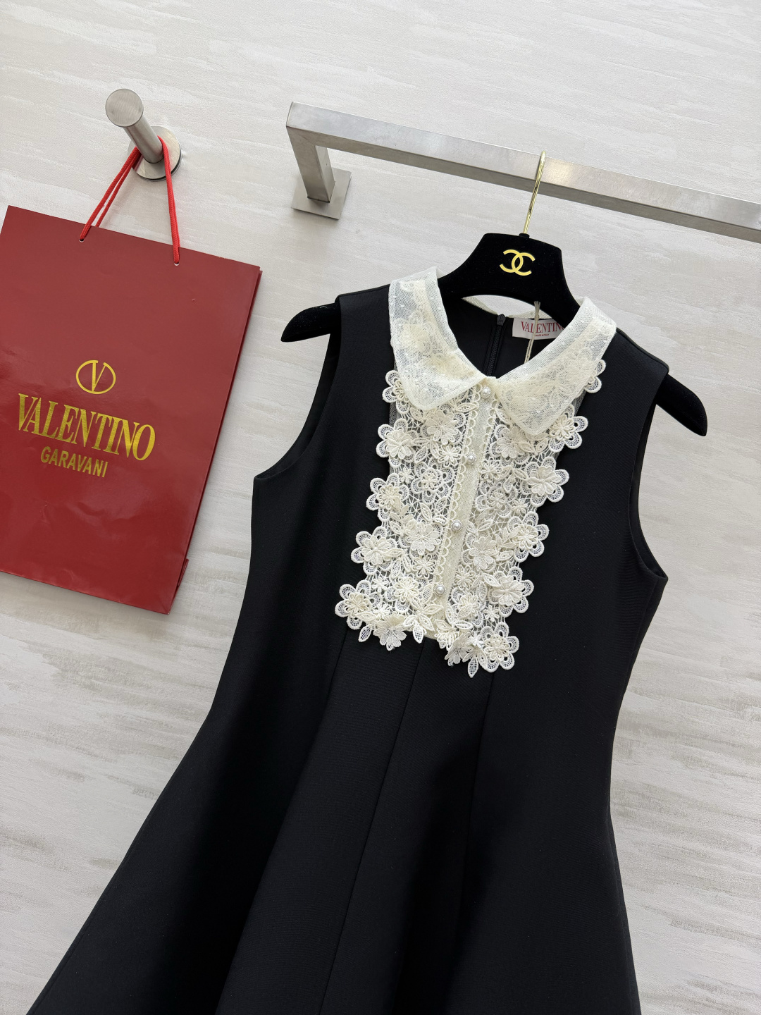 VALENTIN♡²⁶蕾丝娃娃领小黑裙｜贵气又温柔的千金战袍🖤经典黑底搭配米白蕾丝 娃娃领+珍珠扣设计 