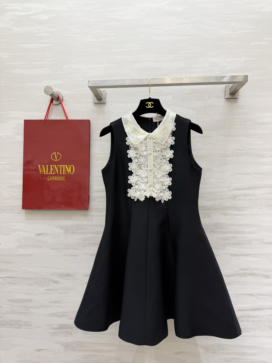 NO:827222,VALENTIN lace doll collar little black dress | Elegant and gentle daughter's gown, classic black bottom with off-white lace, doll collar + pearl button design, with retro elegance. Sleeveless A-line version with huge belly. The upper body is neat and slim. It has a sweet but not greasy ladylike temperament. Wear it on dates and parties, and you will be an elegant lady with a soft light. Low-key and noble. High-quality customization  Available in stock first size S/M/L/XL (S size bust 86, skirt length 83), Valentino-clothing, valentino, valentino, skirts,19860909VALENTIN蕾丝娃娃领小黑裙｜贵气又温柔的千金战袍经典黑底搭配米白蕾丝 娃娃领+珍珠扣设计 自带复古优雅感 无袖A字版型巨藏肉 上身利落又显瘦 把甜而不腻的名媛气质拉满 约会、聚会穿它,就是自带柔光的优雅大小姐 低调又显贵 高品质定制 现货首发sizeS/M/L/XL（s码胸围86,裙长83）,华伦天奴-服装,valentino,valentino,skirts,,Women's clothing