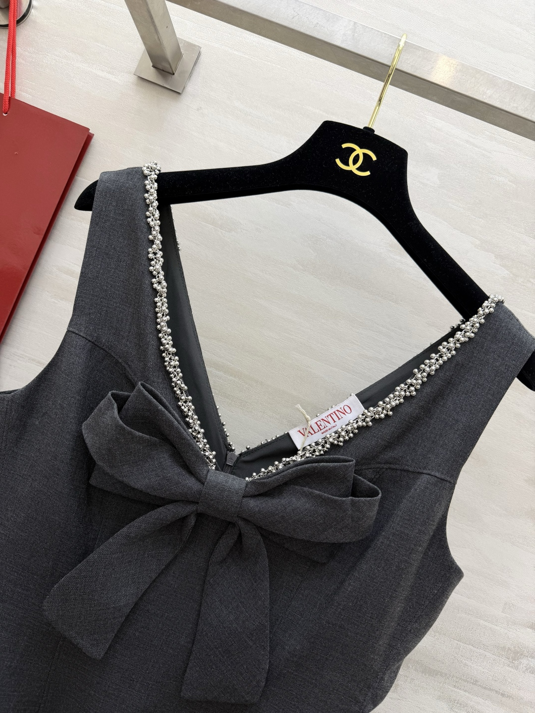 VALENTIN♡²⁶水钻蝴蝶结深灰连衣裙｜贵气与甜美的完美融合🖤深灰高级面料搭配领口满钻设计 自带清冷