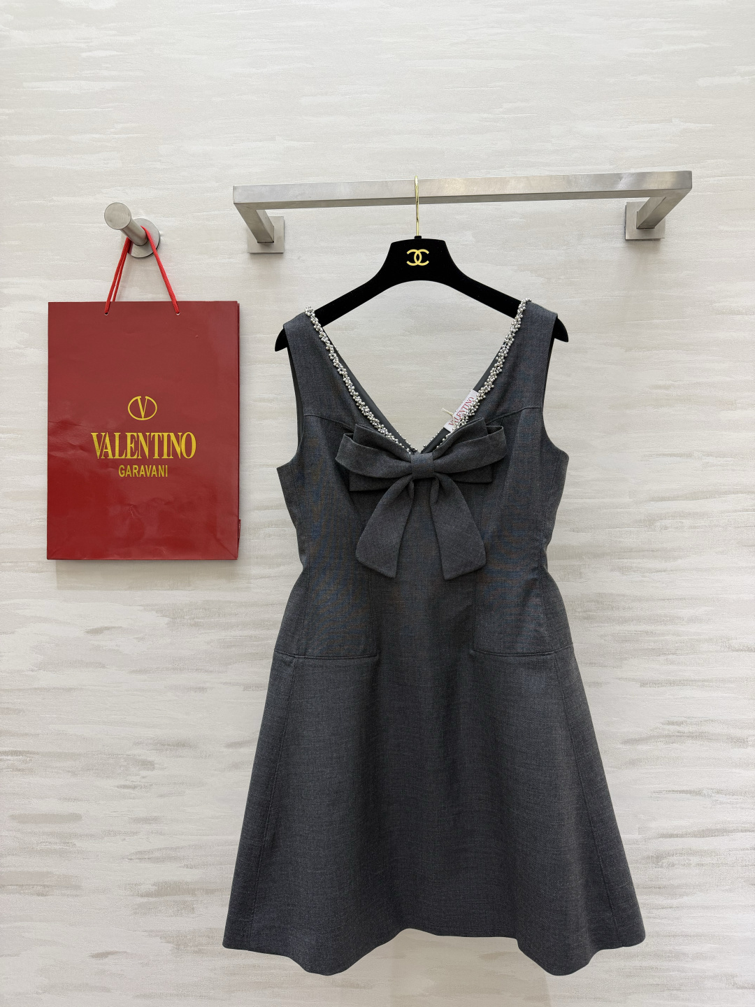 NO:827202,VALENTIN rhinestone bow dark gray dress | The perfect fusion of elegance and sweetness. Dark gray high-end fabrics with a full diamond design on the neck. It has a cool and noble feel. The big bow on the chest is gentle and reduces age. The A-line shape is neat and slimming. It perfectly modifies the figure. Whether it is a date or a party, wearing it will make you look like a wealthy lady with her own starlight. Low-key and eye-catching. High-quality customization.  Available in stock first size S/M/L/XL (S size bust 84, skirt length 82), Valentino-clothing, valentino, valentino, skirts,19860909VALENTIN水钻蝴蝶结深灰连衣裙｜贵气与甜美的完美融合深灰高级面料搭配领口满钻设计 自带清冷贵气感 胸前大蝴蝶结温柔减龄 A字版型利落显瘦 完美修饰身形 不管是约会还是聚会 穿上就是自带星光的千金大小姐 低调又吸睛 高品质定制 现货首发sizeS/M/L/XL（s码胸围84,裙长82）,华伦天奴-服装,valentino,valentino,skirts,,Women's clothing