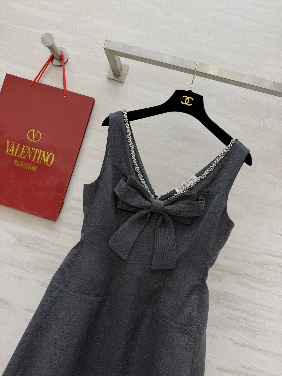 VALENTIN♡²⁶水钻蝴蝶结深灰连衣裙｜贵气与甜美的完美融合🖤深灰高级面料搭配领口满钻设计 自带清冷