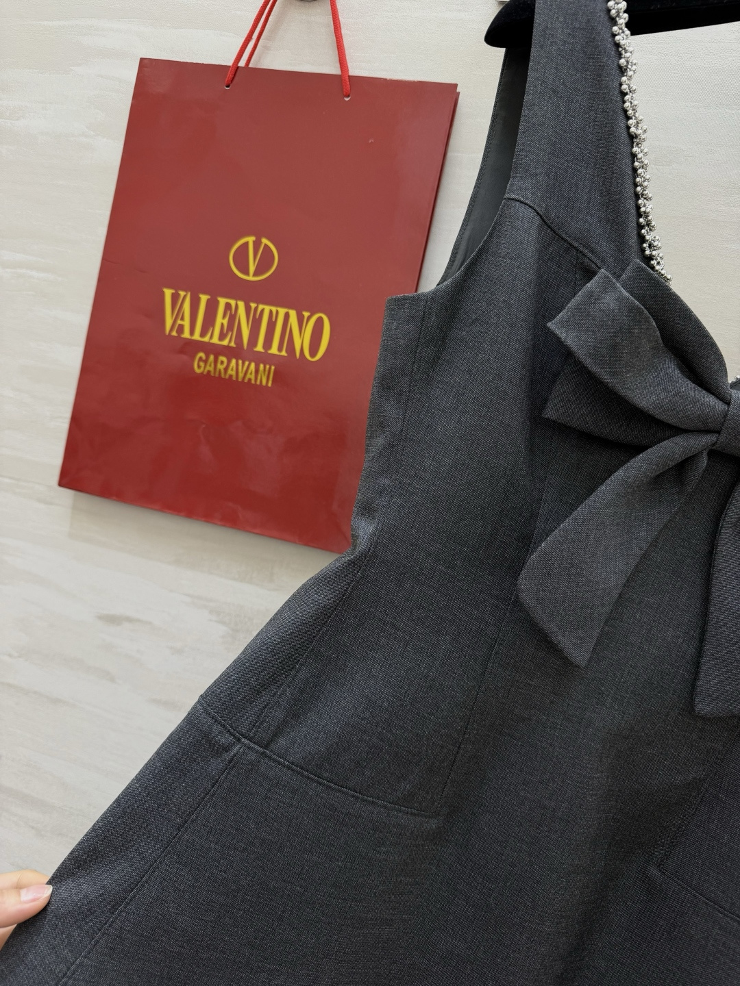VALENTIN♡²⁶水钻蝴蝶结深灰连衣裙｜贵气与甜美的完美融合🖤深灰高级面料搭配领口满钻设计 自带清冷