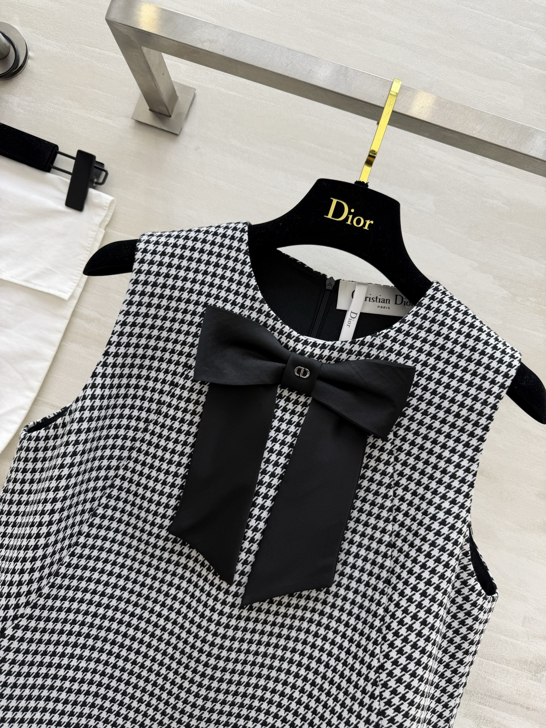 Dio♡²⁶千鸟格蝴蝶结背心裙｜优雅与经典的完美碰撞🖤经典黑白千鸟格自带复古滤镜 胸前CD标识蝴蝶结是点