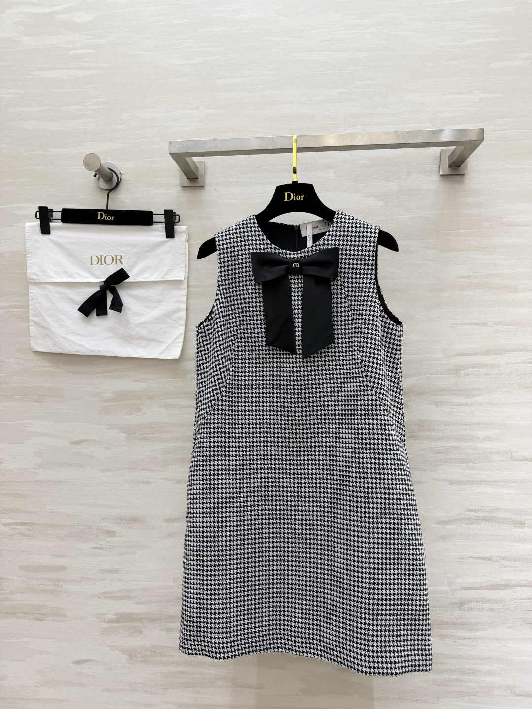 NO:827182,Dio houndstooth bow tank top | The perfect collision of elegance and classic. The classic black and white houndstooth comes with a retro filter. The bow with the CD logo on the chest is the finishing touch. The straight A-line version is neat and slim. It doesn’t pick the figure or the occasion. It is suitable for daily commuting and light dates. The upper body has a gentle and noble lady temperament. It is low-key and recognizable. High-quality customization.  Available now, size 36/38/40/42 (36 size bust 88, skirt length 73), Dior-clothing, dior, dior, skirts,19860909Dio千鸟格蝴蝶结背心裙｜优雅与经典的完美碰撞经典黑白千鸟格自带复古滤镜 胸前CD标识蝴蝶结是点睛之笔 直筒A字版型利落显瘦 不挑身材不挑场合 日常通勤、轻约会都适配 上身就是温柔又贵气的大小姐气质 低调又有辨识度 高品质定制 现货首发size36/38/40/42（36码胸围88,裙长73）,迪奥-服装,dior,dior,skirts,,Women's clothing