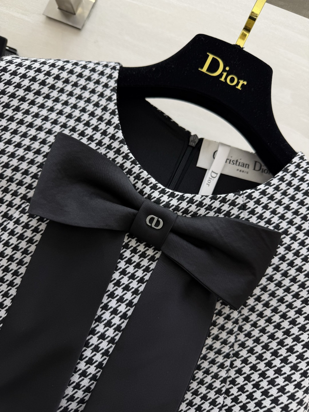 Dio♡²⁶千鸟格蝴蝶结背心裙｜优雅与经典的完美碰撞🖤经典黑白千鸟格自带复古滤镜 胸前CD标识蝴蝶结是点