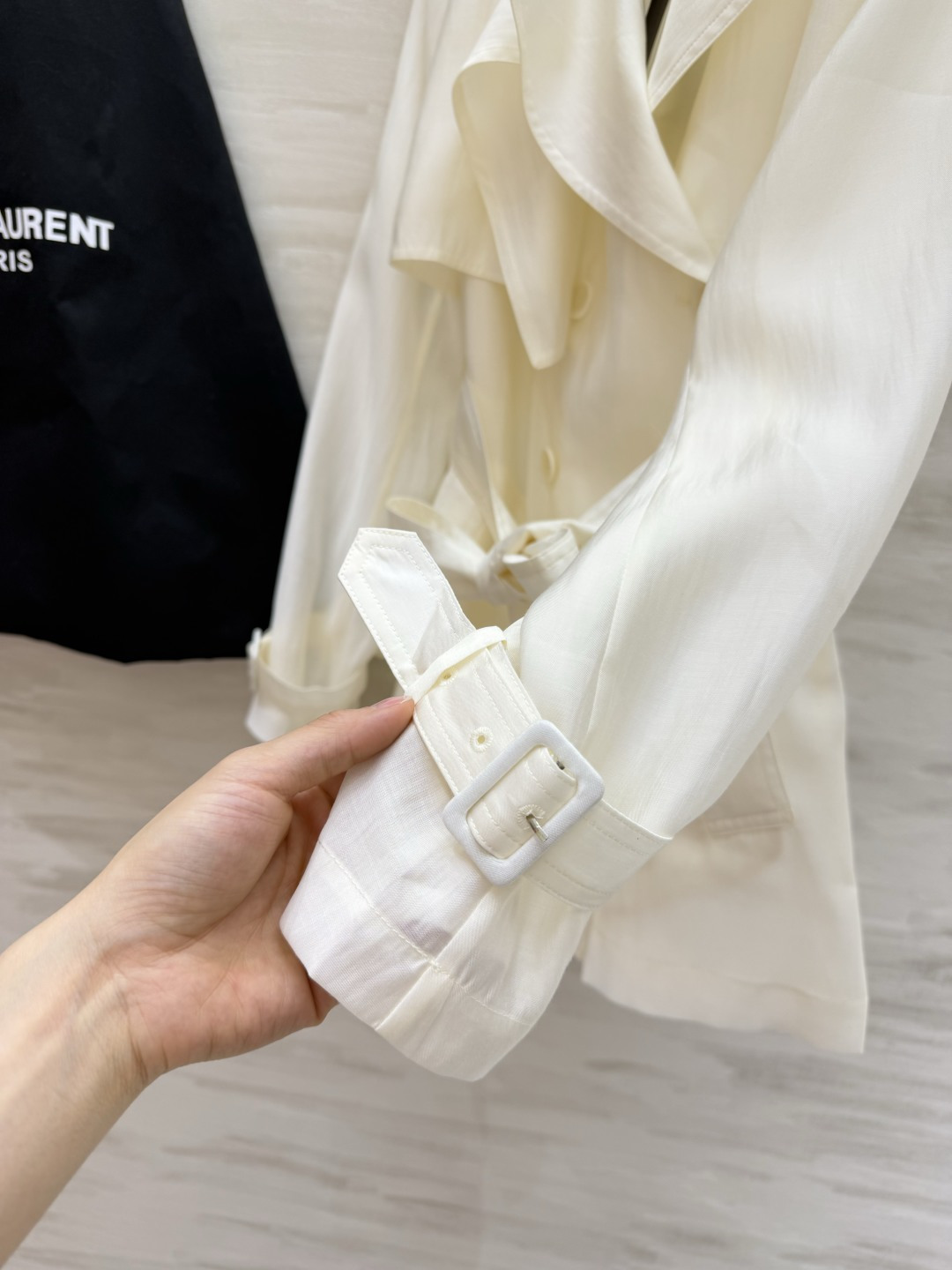 SAINT LAUREN♡²⁶轻透天丝短款风衣 轻薄天丝面料 上身自带柔光滤镜  经典双排扣+收腰系带 