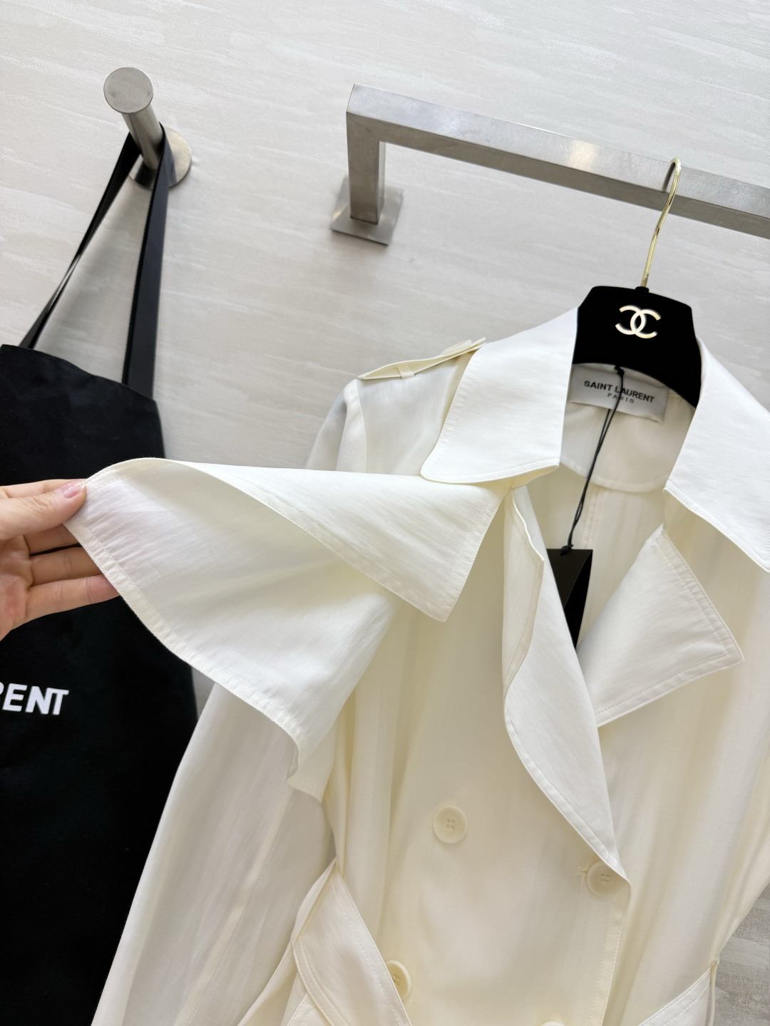 SAINT LAUREN♡²⁶轻透天丝短款风衣 轻薄天丝面料 上身自带柔光滤镜  经典双排扣+收腰系带 