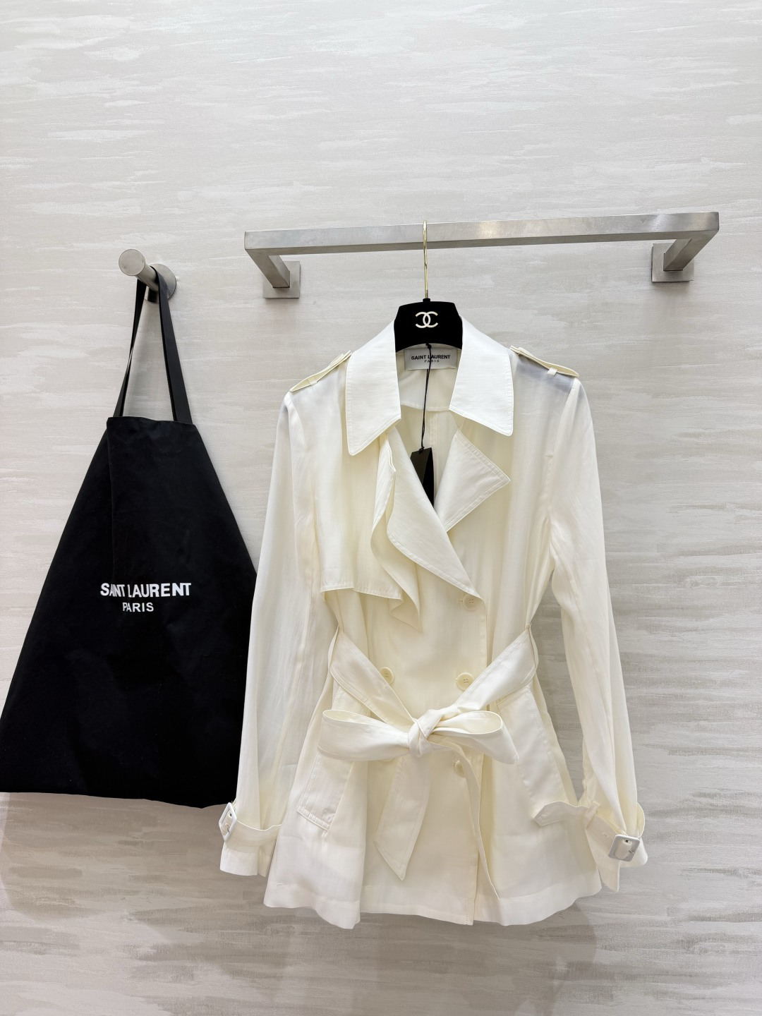 NO:829070,SAINT LAUREN light and airy Tencel short windbreaker. Thin Tencel fabric. The upper body comes with a soft light filter. Classic double-breasted buttons + waist laces to transform into a 37-point figure in seconds. Khaki/Sakura Pink/Haze Blue/White. Four colors. Gentle to the core. For commuting, dating, and travel in spring and summer, one piece is directly welded to the body. High-quality customization.  Available in stock first size S/M/L/XL (S size shoulder width; 36, bust 96, length 71), saint laurent-clothing, saint laurent, saint laurent,19860909SAINT LAUREN轻透天丝短款风衣 轻薄天丝面料 上身自带柔光滤镜 经典双排扣+收腰系带 秒变三七分身材 卡其/樱花粉/雾霾蓝/白色 四个颜色 温柔到骨子里 春夏的通勤、约会、出游,一件直接焊在身上 高品质定制 现货首发sizeS/M/L/XL（s码肩宽；36,胸围96,衣长71）,圣罗兰-服装,saint laurent,saint laurent,,Women's clothing