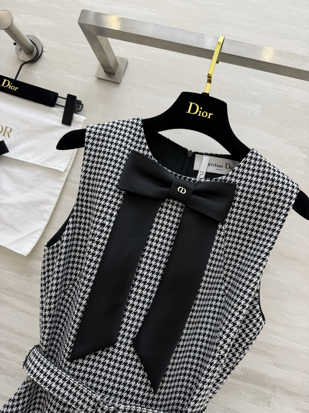 ✨Dio♡²⁶千鸟格无袖连衣裙 经典千鸟格纹自带高级滤镜 领口蝴蝶结+CD标识 细节杀💫搭配同系列腰带 