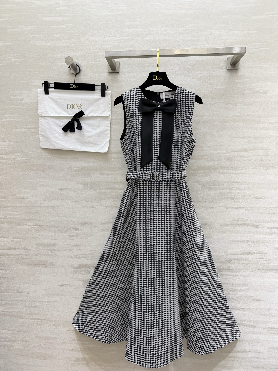 NO:829032,Dio houndstooth sleeveless dress. The classic houndstooth pattern comes with a high-end filter. Bow tie on the neck + CD logo. The details match the belt of the same series. It outlines the elegant waistline. Mid-length A-line hem. Gentle and slim. She is a retro lady who came out of the pictorial. That’s right~ High-quality customization  Available now, size 36/38/40/42 (36 size bust 86, waist 68, skirt length 126), Dior-clothing, dior, dior, skirts,19860909Dio千鸟格无袖连衣裙 经典千鸟格纹自带高级滤镜 领口蝴蝶结+CD标识 细节杀搭配同系列腰带 勾勒优雅腰线 中长A字摆 温柔又显瘦 是从画报里走出来的复古大小姐没错了~高品质定制 现货首发size36/38/40/42（36码胸围86,腰围68,裙长126）,迪奥-服装,dior,dior,skirts,,Women's clothing