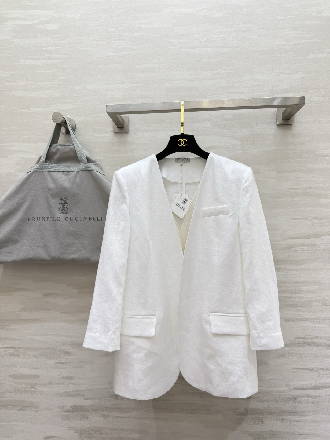 NO:829022,Brunello Cucinell white linen suit Collarless linen white suit has a relaxed and high-end feel, clean tailoring, no unnecessary decoration, natural linen fabric, breathable and textured, smart for commuting and casual for casual wear. It is a 'white moonlight' item that people with good taste will fall in love with at a glance!  High-quality customization, available in stock first size S/M/L/XL (S size shoulder width 38, bust 94, length 70), women's clothing, brunello cucinelli, business suit,19860909Brunello Cucinell白色亚麻西装 无领亚麻白西装 自带松弛高级感 干净利落的剪裁 没有多余装饰 天然亚麻面料 透气又有肌理感 通勤穿干练 休闲穿随性 是懂品味的人一眼就会爱上的“白月光”单品！高品质定制 现货首发sizeS/M/L/XL（s码肩宽38,胸围94,衣长70）,女装,brunello cucinelli,business suit,,Women's clothing