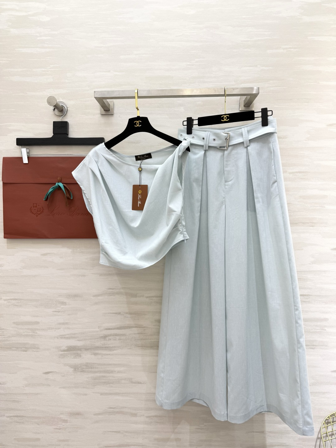 NO:829006,#Loropian old money style slanted shoulder suit Relaxing and high-end coexist, sloping shoulder design is full of sense, high waist and wide leg design elongates the leg line, makes you look taller and slimmer, loose and comfortable pants, suitable for daily commuting or casual occasions, strong drape of fabric, elegant and stylish when walking, high quality customization, available in stock first size S/M/L (S size bust 96, length 45, pants waist 66, trousers length 106), women's clothing, loro piana,19860909#Loropian老钱风斜肩套装 松弛与高级并存 斜肩设计感满满 高腰阔腿设计拉长腿部线条 显高显瘦 裤型宽松舒适 适合日常通勤或休闲场合 面料垂坠感强 走起路来飘逸有型 高品质定制 现货首发sizeS/M/L（s码胸围96,衣长45,裤子腰围66,裤长106）,女装,loro piana,,Women's clothing