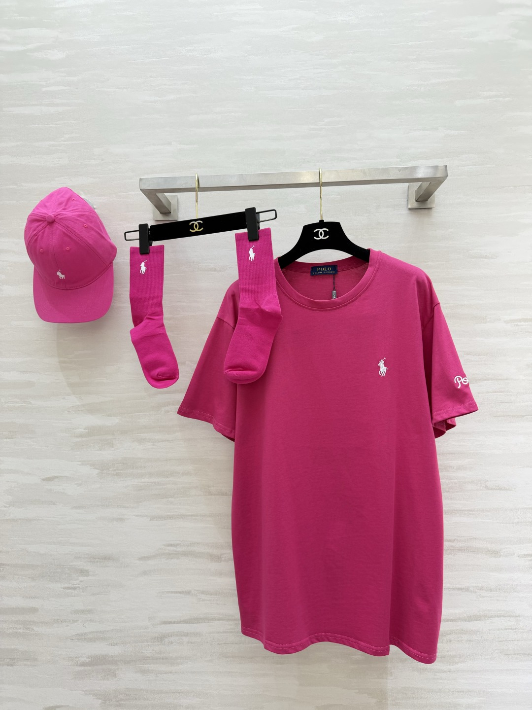 NO:828983,Ralph Lauren classic casual series (three-piece set) oversize T-shirt + baseball cap + mid-calf socks with the same standard. Comes in one set, easy to create a relaxed street look!  Textured embroidery + soft and waxy fabric, suitable for daily use and going out on the street!  High-quality customization, available in stock first size S/M/L (S size shoulder width: 52, bust: 112, length: 75), women's clothing, versace, tees, t-shirt, hats,19860909拉夫劳伦经典休闲系列（三件套） oversizeT恤+棒球帽+同标中筒袜 一套配齐,轻松拿捏松弛街头感！ 质感刺绣+软糯面料,日常/出街都适配！ 高品质定制 现货首发sizeS/M/L（s码肩宽:52,胸围:112,衣长:75）,女装,versace,tees，t-shirt,hats,,Women's clothing