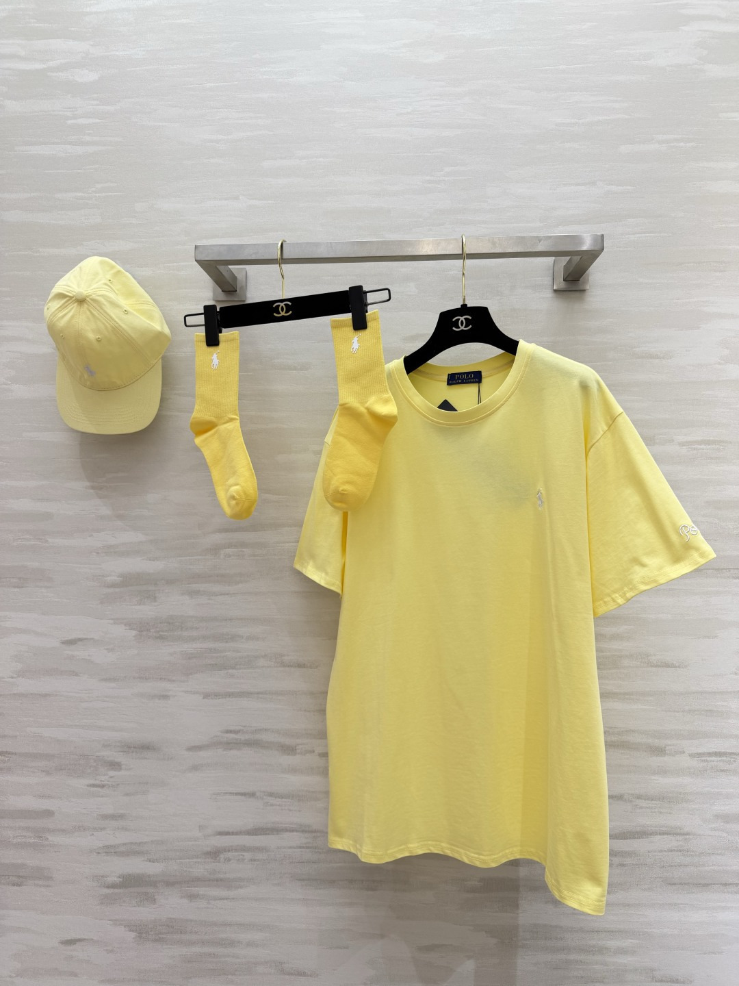 NO:844299,Ralph Lauren classic casual series (three-piece set) oversize T-shirt + baseball cap + mid-calf socks with the same standard. Comes in one set, easy to create a relaxed street look!  Textured embroidery + soft and waxy fabric, suitable for daily use and going out on the street!  High-quality customization, available in stock first size S/M/L (S size shoulder width: 52, bust: 112, length: 75), versace, tees, t-shirt, hats,19860909拉夫劳伦经典休闲系列（三件套） oversizeT恤+棒球帽+同标中筒袜 一套配齐,轻松拿捏松弛街头感！ 质感刺绣+软糯面料,日常/出街都适配！ 高品质定制 现货首发sizeS/M/L（s码肩宽:52,胸围:112,衣长:75）,,versace,tees，t-shirt,hats,,Women's clothing