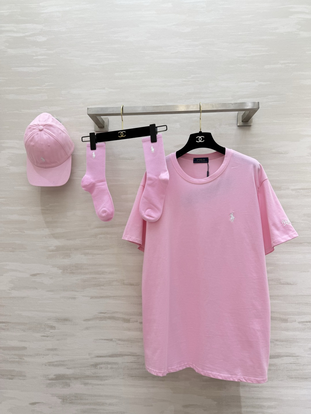 NO:828944,Ralph Lauren classic casual series (three-piece set) oversize T-shirt + baseball cap + mid-calf socks with the same standard. Comes in one set, easy to create a relaxed street look!  Textured embroidery + soft and waxy fabric, suitable for daily use and going out on the street!  High-quality customization, available in stock first size S/M/L (S size shoulder width: 52, bust: 112, length: 75), women's clothing, versace, tees, t-shirt, hats,19860909拉夫劳伦经典休闲系列（三件套） oversizeT恤+棒球帽+同标中筒袜 一套配齐,轻松拿捏松弛街头感！ 质感刺绣+软糯面料,日常/出街都适配！ 高品质定制 现货首发sizeS/M/L（s码肩宽:52,胸围:112,衣长:75）,女装,versace,tees，t-shirt,hats,,Women's clothing