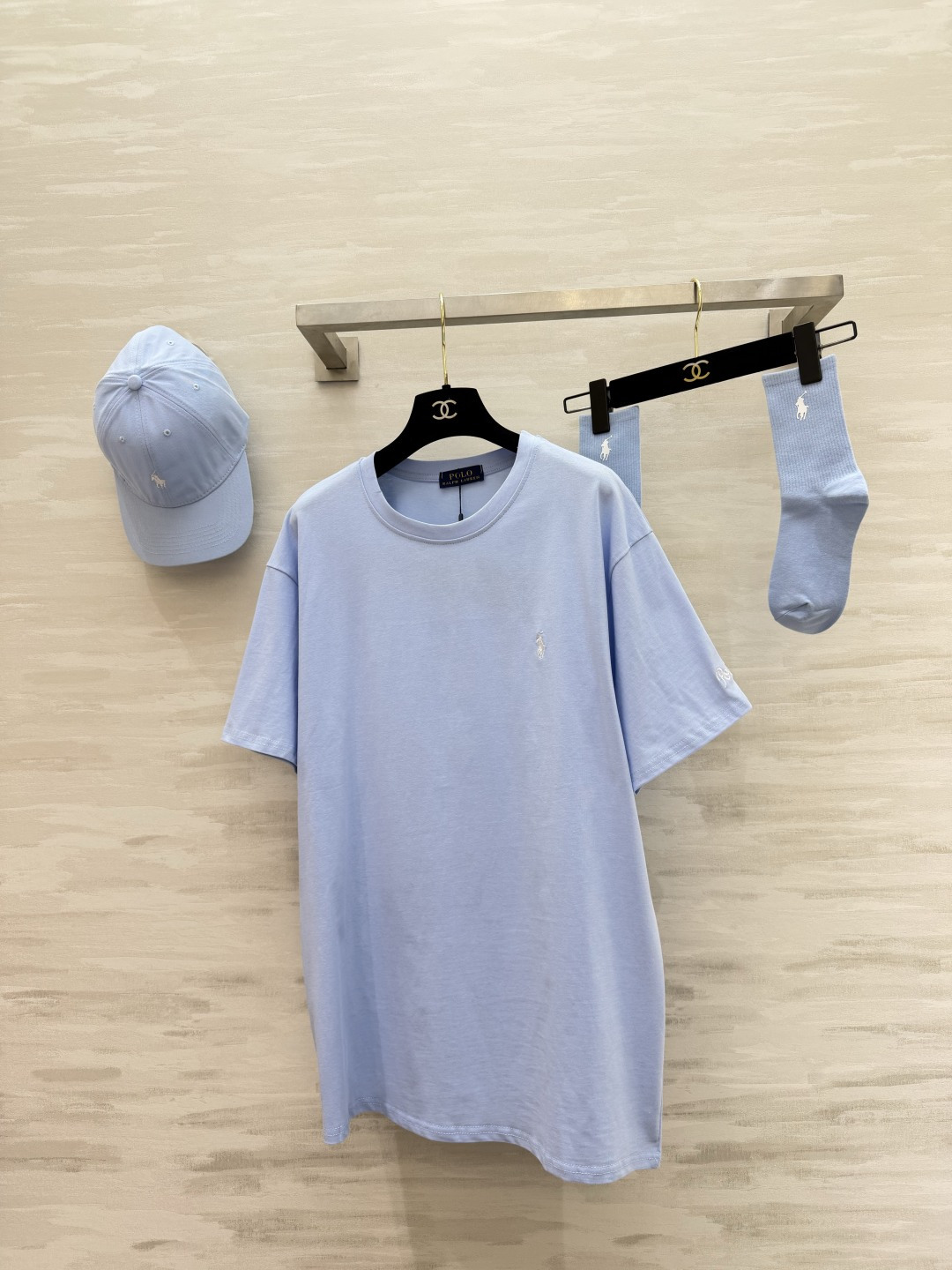 NO:829024,Ralph Lauren classic casual series (three-piece set) oversize T-shirt + baseball cap + mid-calf socks with the same standard. Comes in one set, easy to create a relaxed street look!  Textured embroidery + soft and waxy fabric, suitable for daily use and going out on the street!  High-quality customization, available in stock first size S/M/L (S size shoulder width: 52, bust: 112, length: 75), women's clothing, versace, tees, t-shirt, hats,19860909拉夫劳伦经典休闲系列（三件套） oversizeT恤+棒球帽+同标中筒袜 一套配齐,轻松拿捏松弛街头感！ 质感刺绣+软糯面料,日常/出街都适配！ 高品质定制 现货首发sizeS/M/L（s码肩宽:52,胸围:112,衣长:75）,女装,versace,tees，t-shirt,hats,,Women's clothing