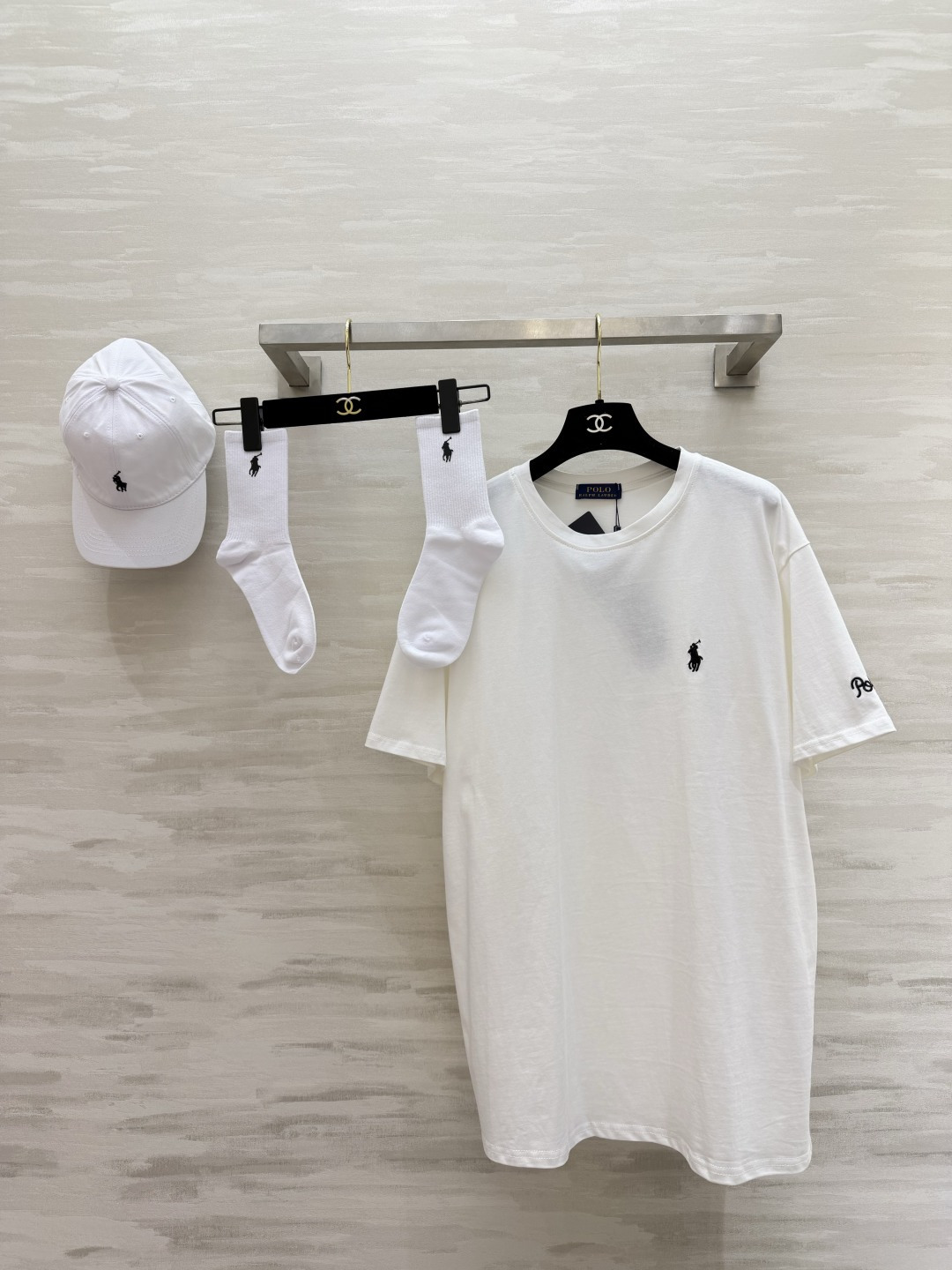 NO:829007,Ralph Lauren classic casual series (three-piece set) oversize T-shirt + baseball cap + mid-calf socks with the same standard. Comes in one set, easy to create a relaxed street look!  Textured embroidery + soft and waxy fabric, suitable for daily use and going out on the street!  High-quality customization, available in stock first size S/M/L (S size shoulder width: 52, bust: 112, length: 75), women's clothing, versace, tees, t-shirt, hats,19860909拉夫劳伦经典休闲系列（三件套） oversizeT恤+棒球帽+同标中筒袜 一套配齐,轻松拿捏松弛街头感！ 质感刺绣+软糯面料,日常/出街都适配！ 高品质定制 现货首发sizeS/M/L（s码肩宽:52,胸围:112,衣长:75）,女装,versace,tees，t-shirt,hats,,Women's clothing