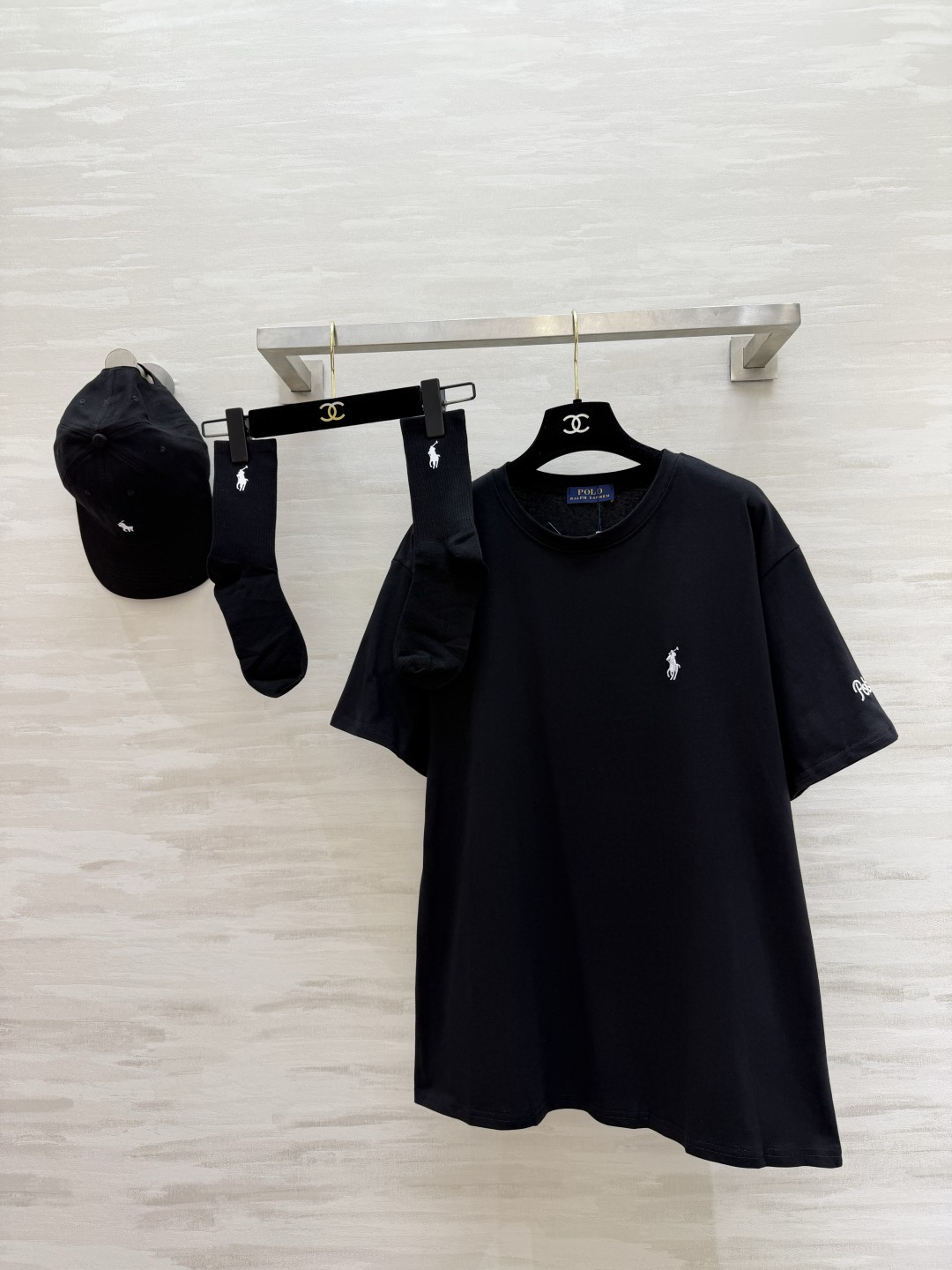 NO:828985,Ralph Lauren classic casual series (three-piece set) oversize T-shirt + baseball cap + mid-calf socks with the same standard. Comes in one set, easy to create a relaxed street look!  Textured embroidery + soft and waxy fabric, suitable for daily use and going out on the street!  High-quality customization, available in stock first size S/M/L (S size shoulder width: 52, bust: 112, length: 75), women's clothing, versace, tees, t-shirt, hats,19860909拉夫劳伦经典休闲系列（三件套） oversizeT恤+棒球帽+同标中筒袜 一套配齐,轻松拿捏松弛街头感！ 质感刺绣+软糯面料,日常/出街都适配！ 高品质定制 现货首发sizeS/M/L（s码肩宽:52,胸围:112,衣长:75）,女装,versace,tees，t-shirt,hats,,Women's clothing